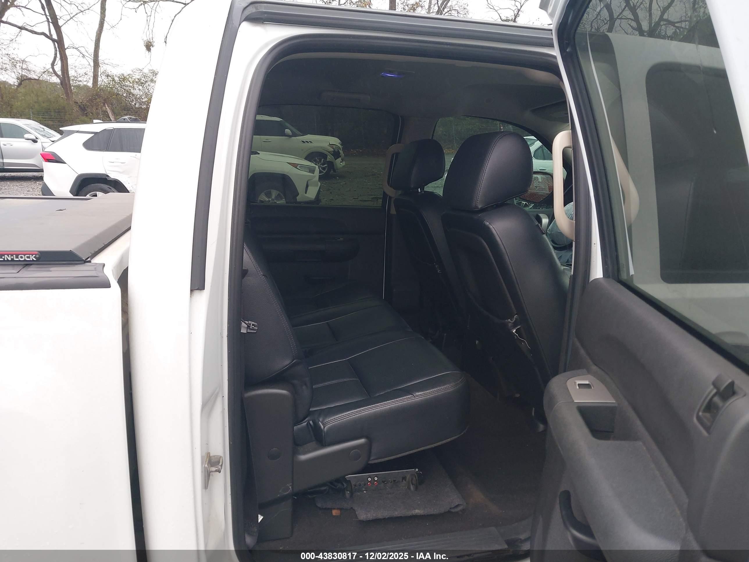 CHEVROLET SILVERADO image 8