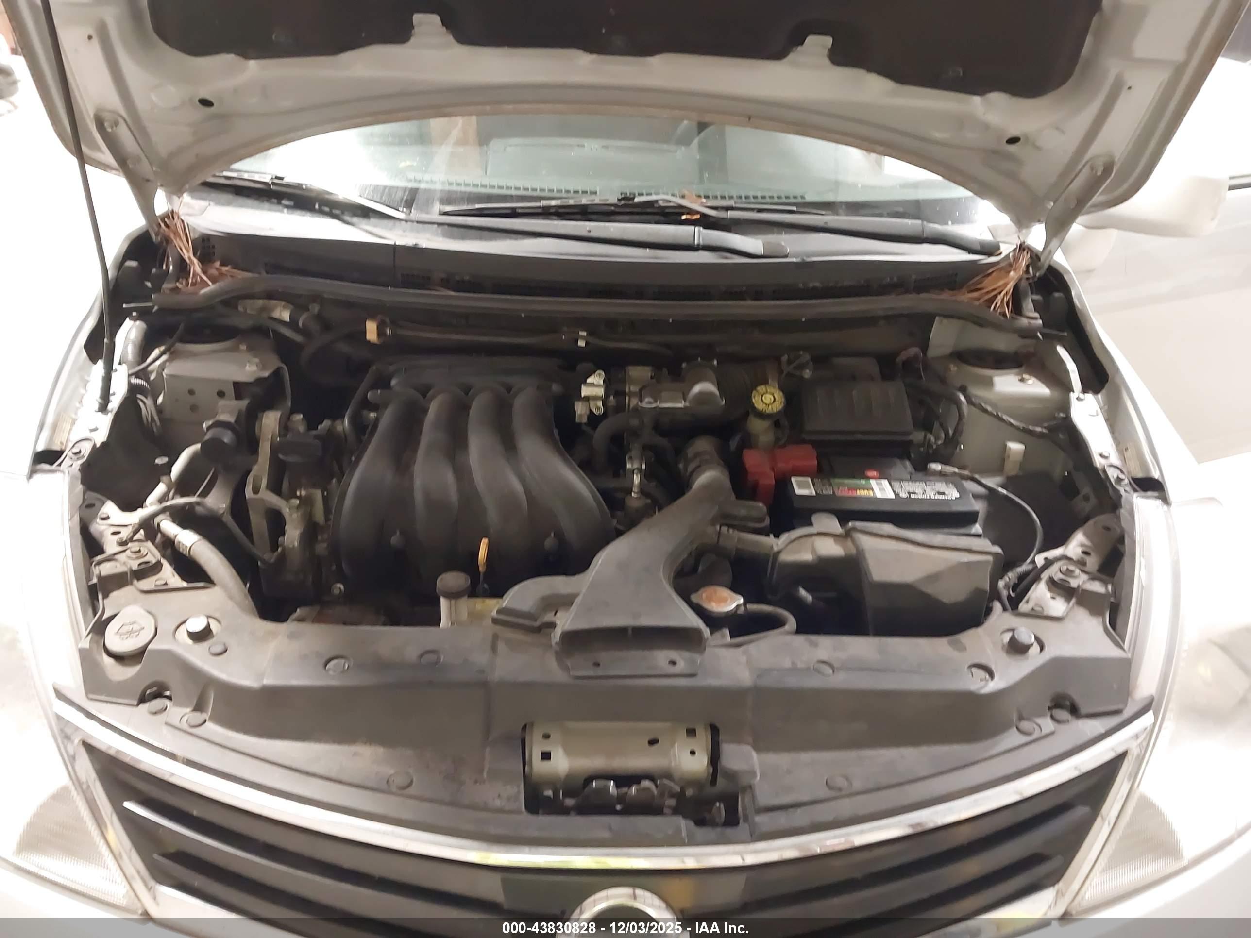 NISSAN VERSA image 10