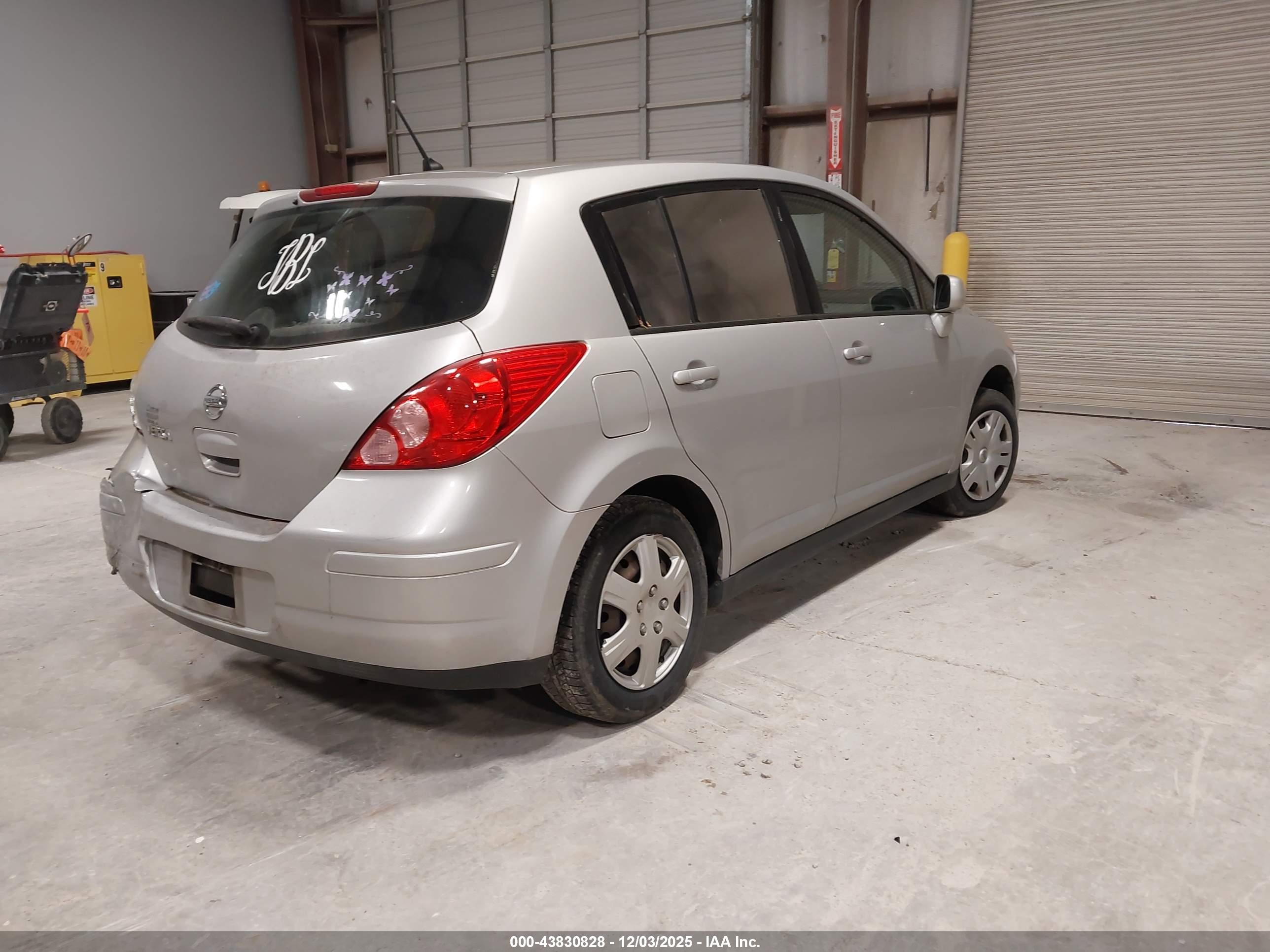 NISSAN VERSA image 4