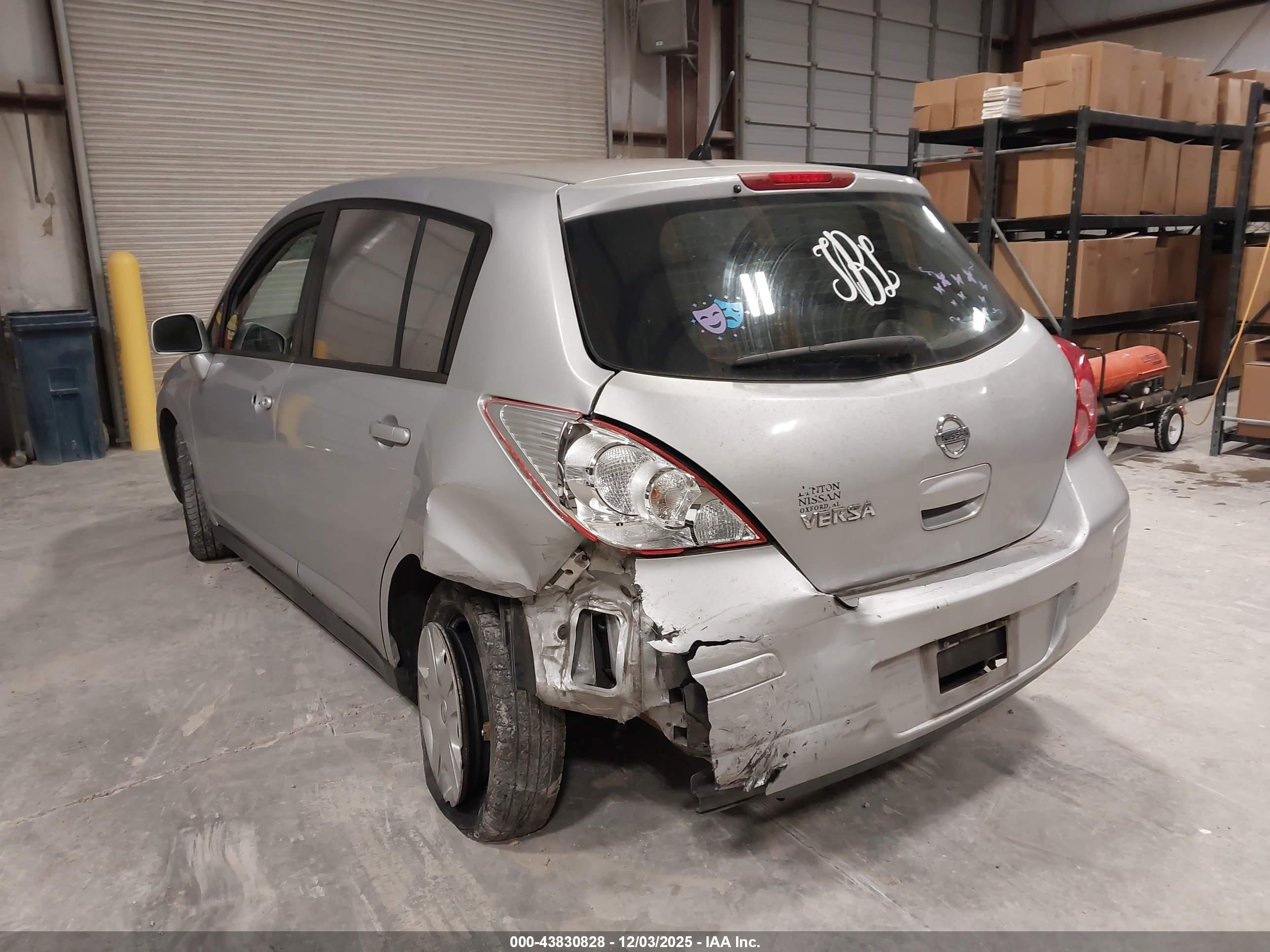 NISSAN VERSA image 6