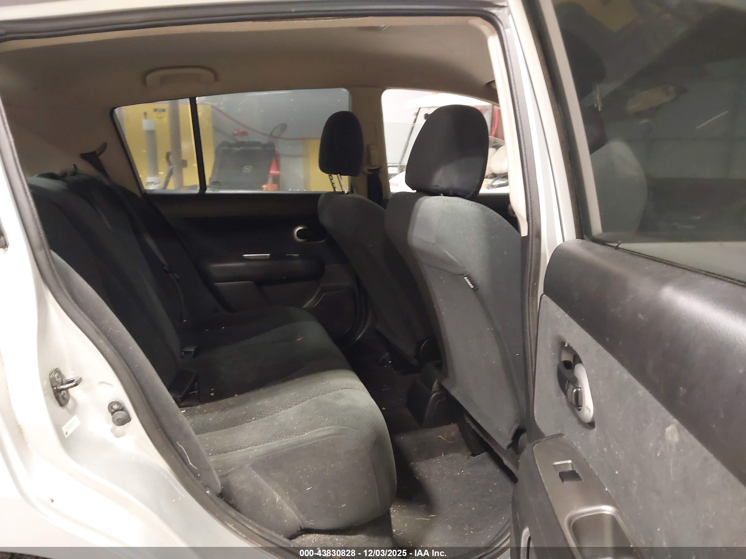 NISSAN VERSA image 8