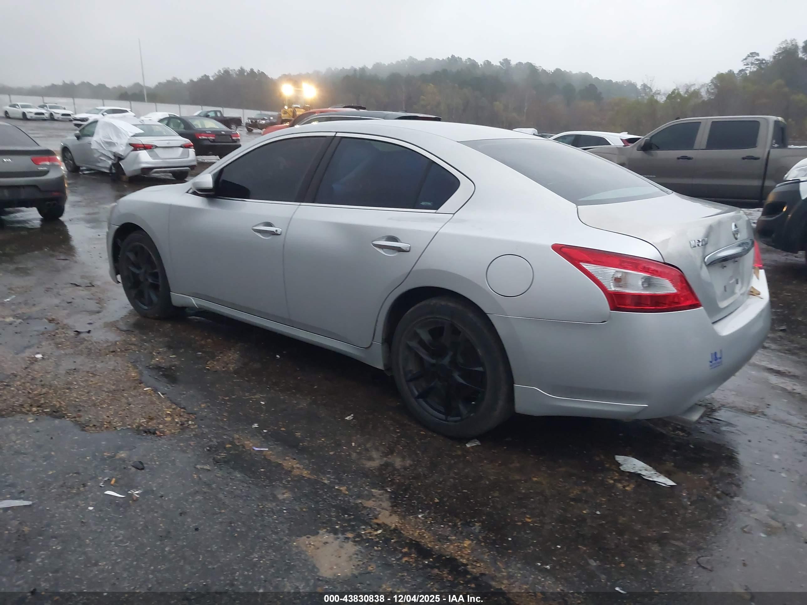 NISSAN MAXIMA image 3