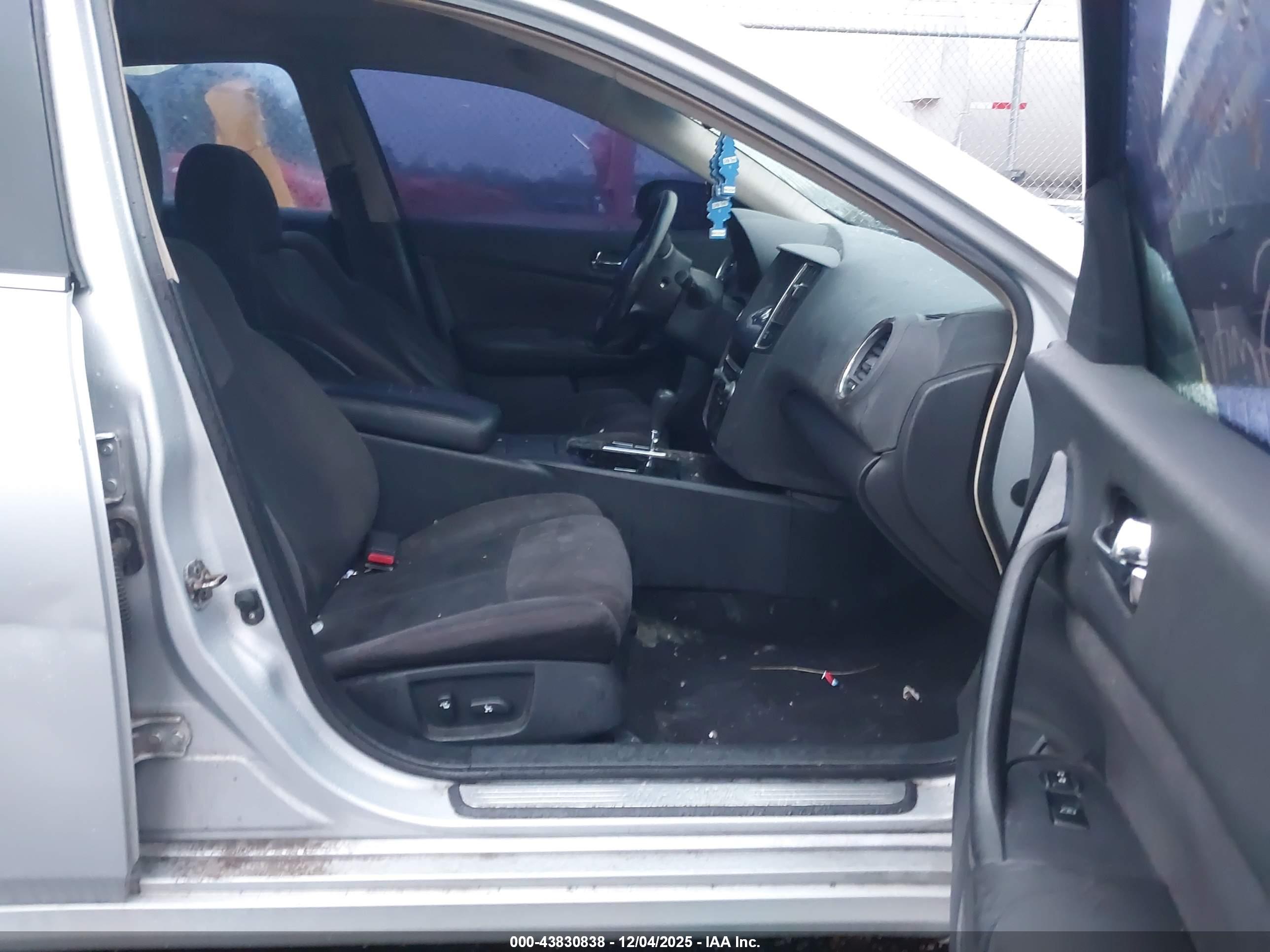 NISSAN MAXIMA image 5