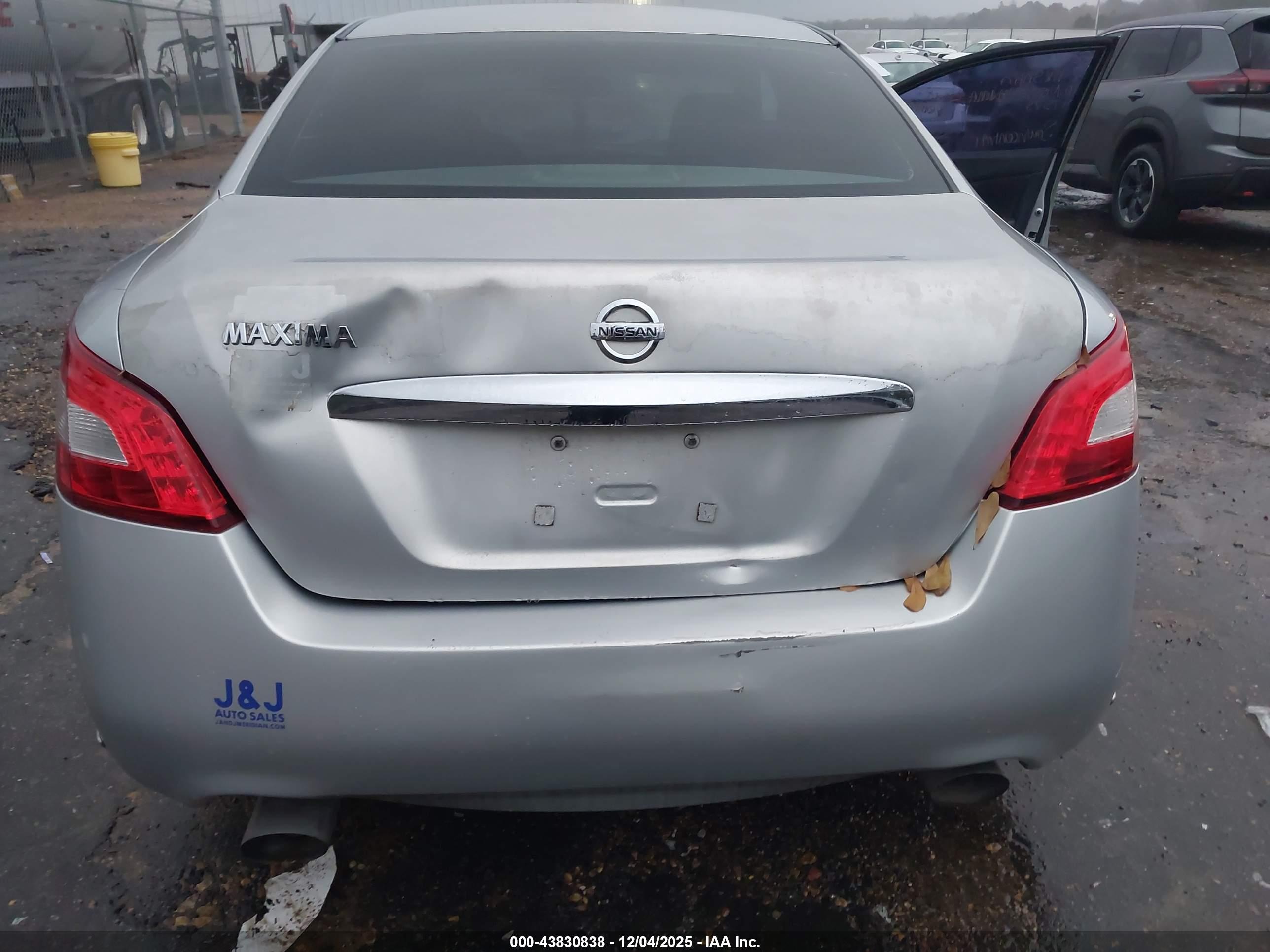 NISSAN MAXIMA image 6