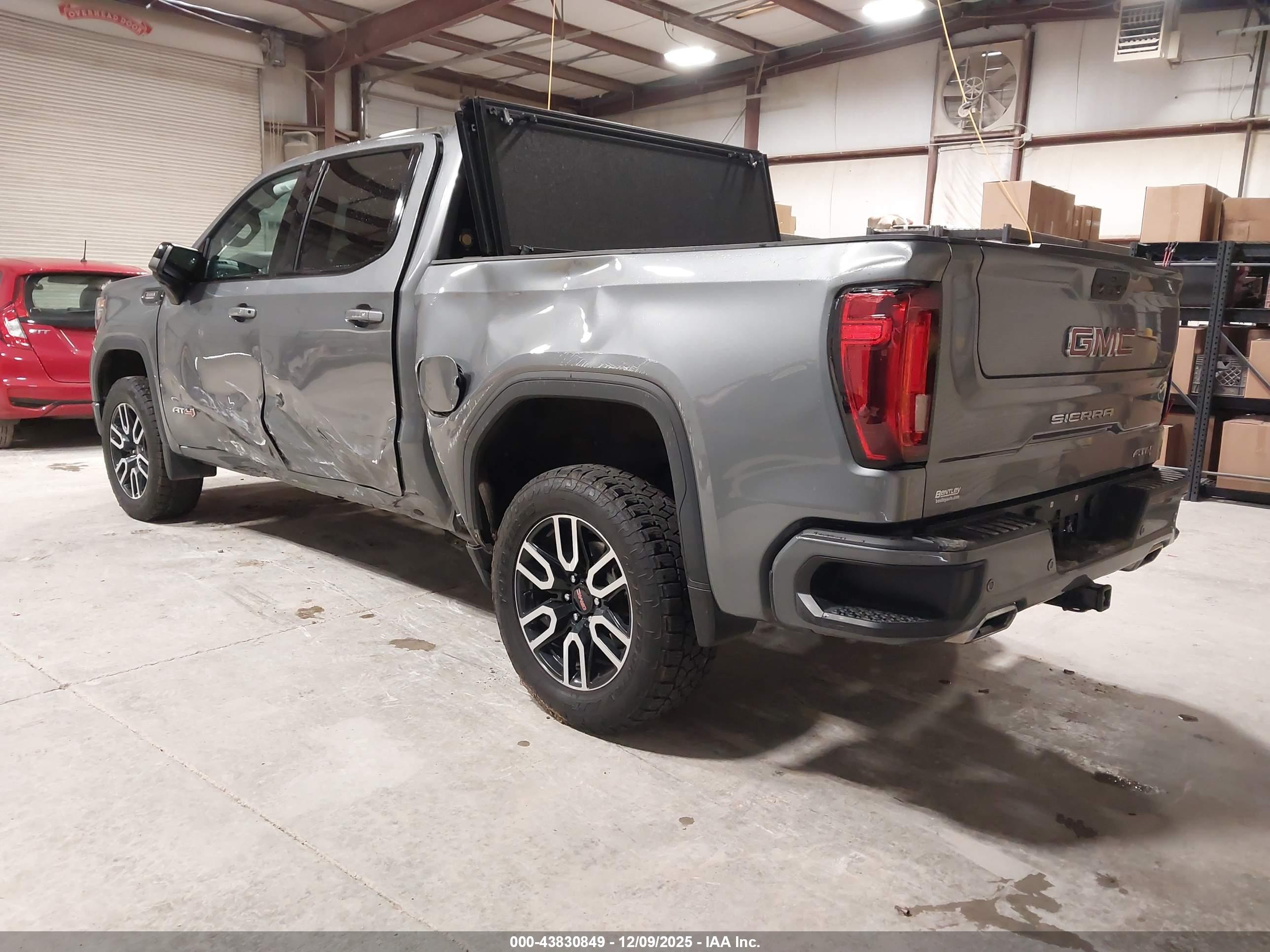 GMC SIERRA image 3