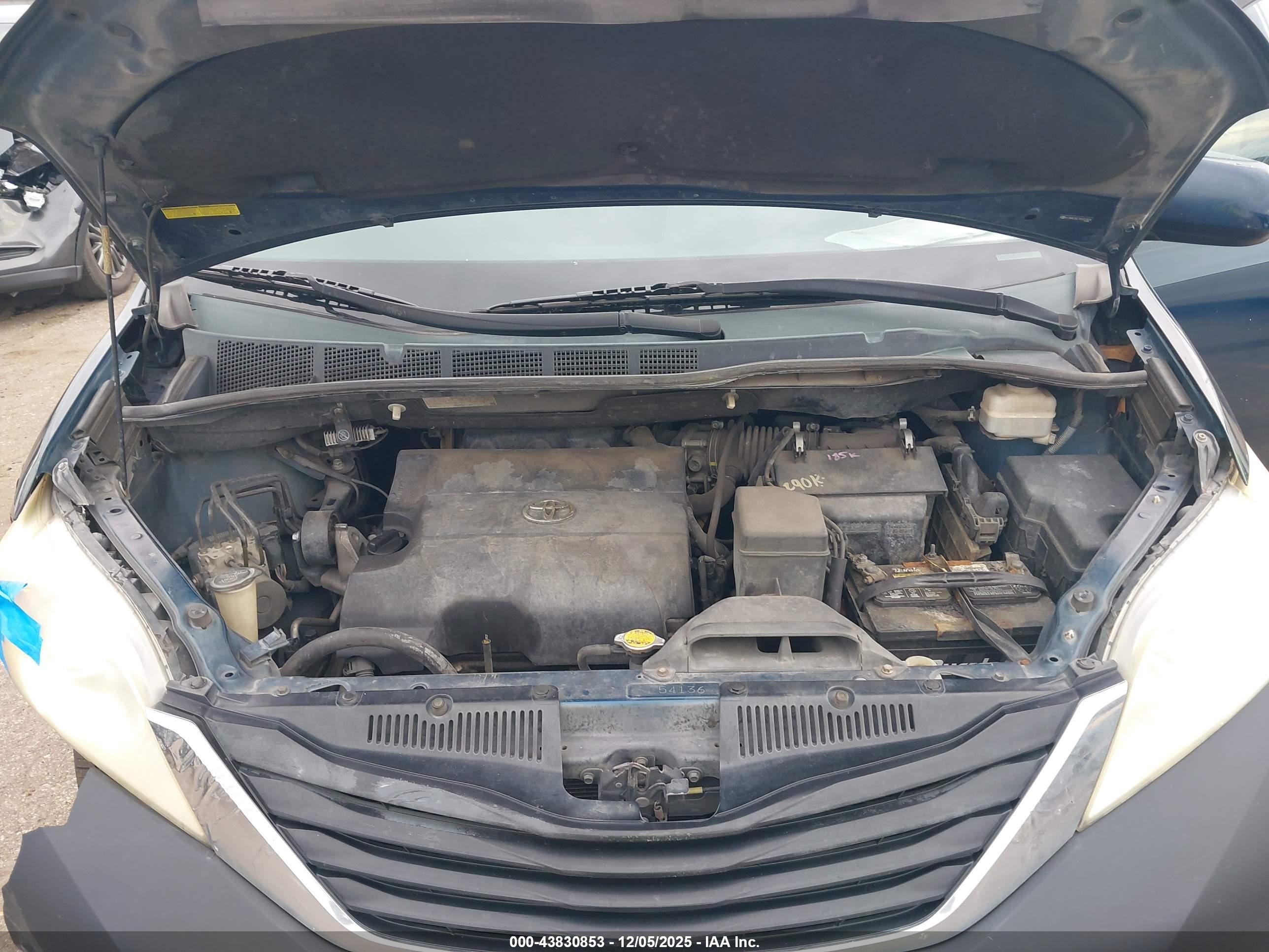 TOYOTA SIENNA image 10