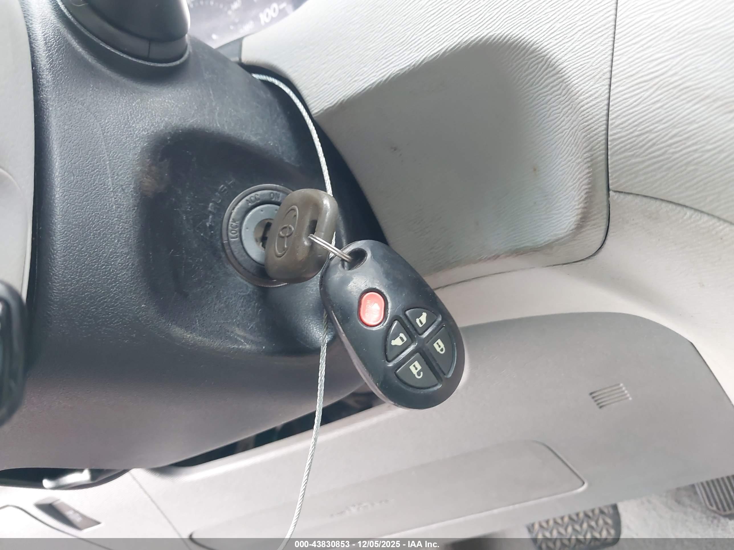 TOYOTA SIENNA image 11