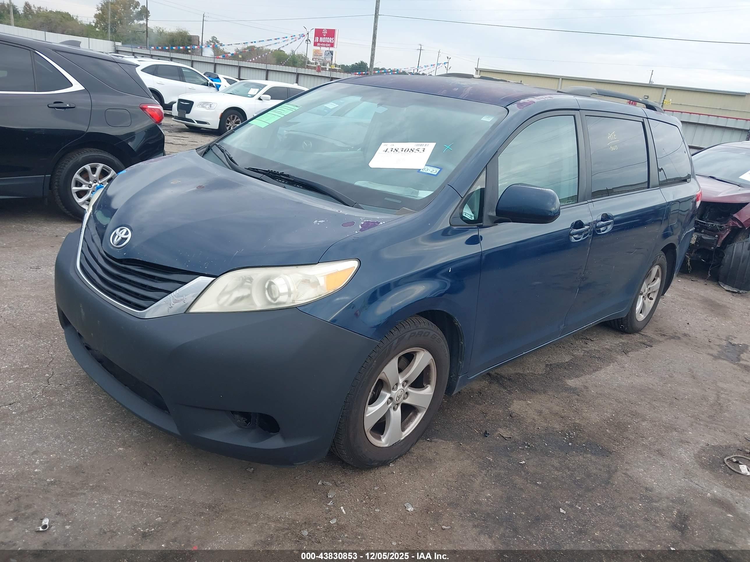 TOYOTA SIENNA image 2