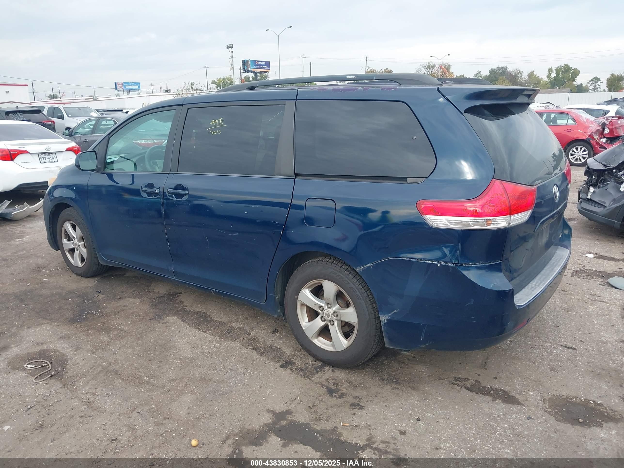 TOYOTA SIENNA image 3