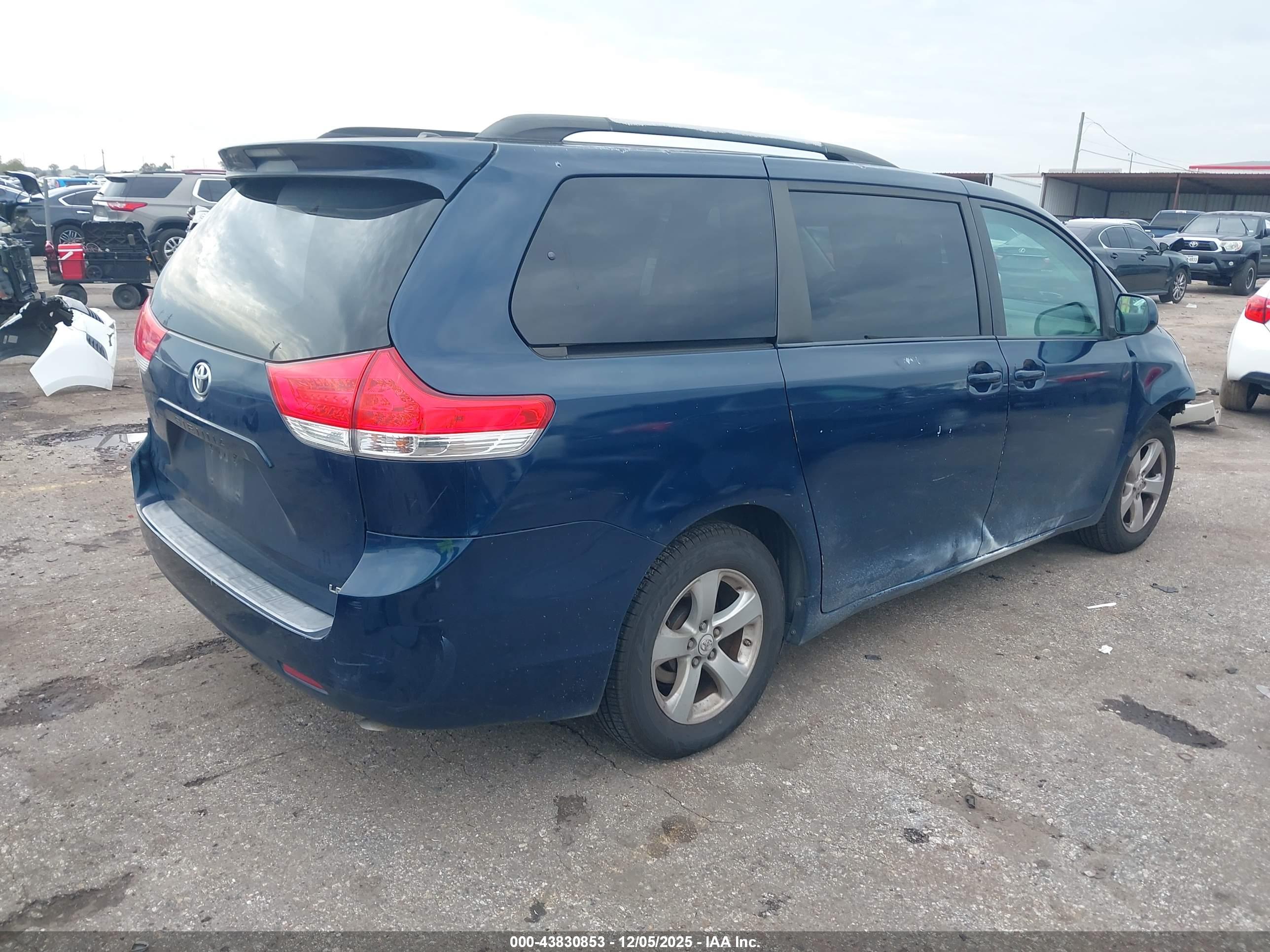 TOYOTA SIENNA image 4