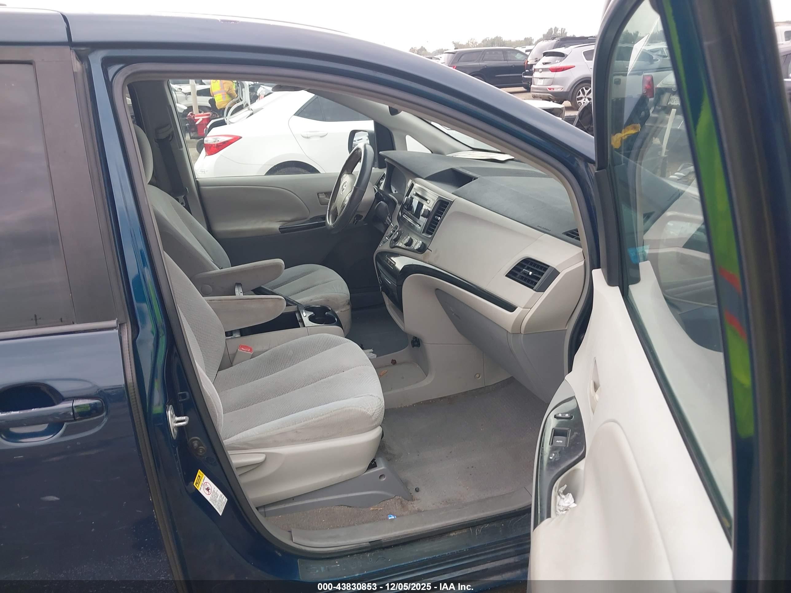 TOYOTA SIENNA image 5