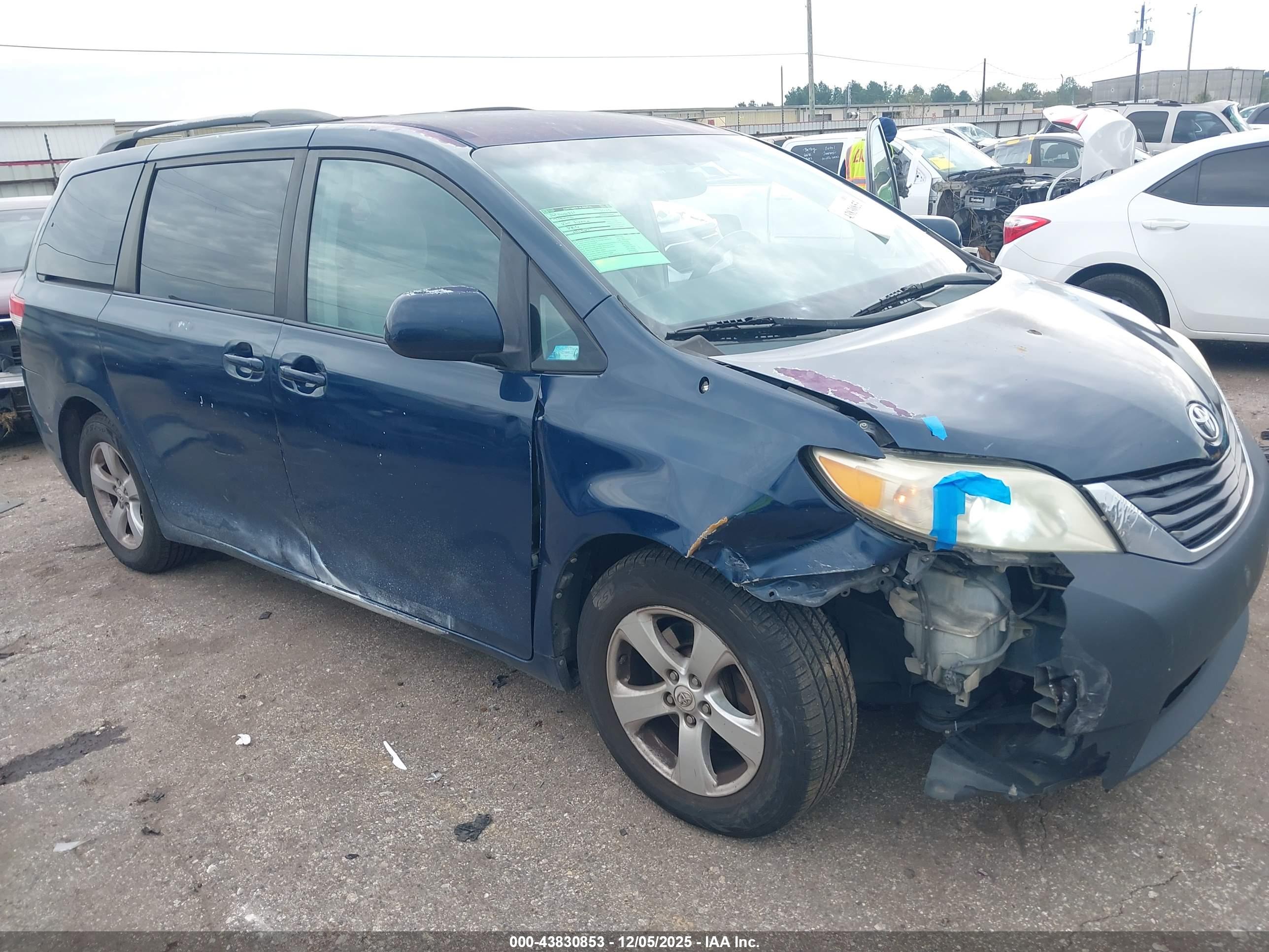 TOYOTA SIENNA image 6