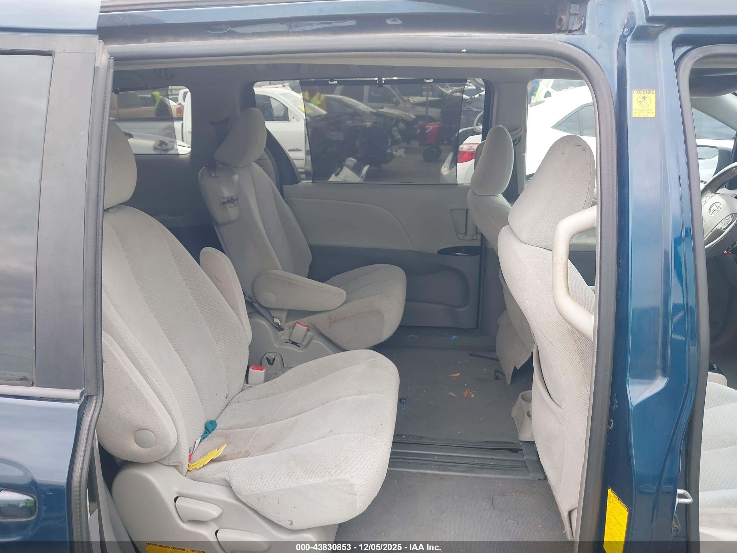 TOYOTA SIENNA image 8
