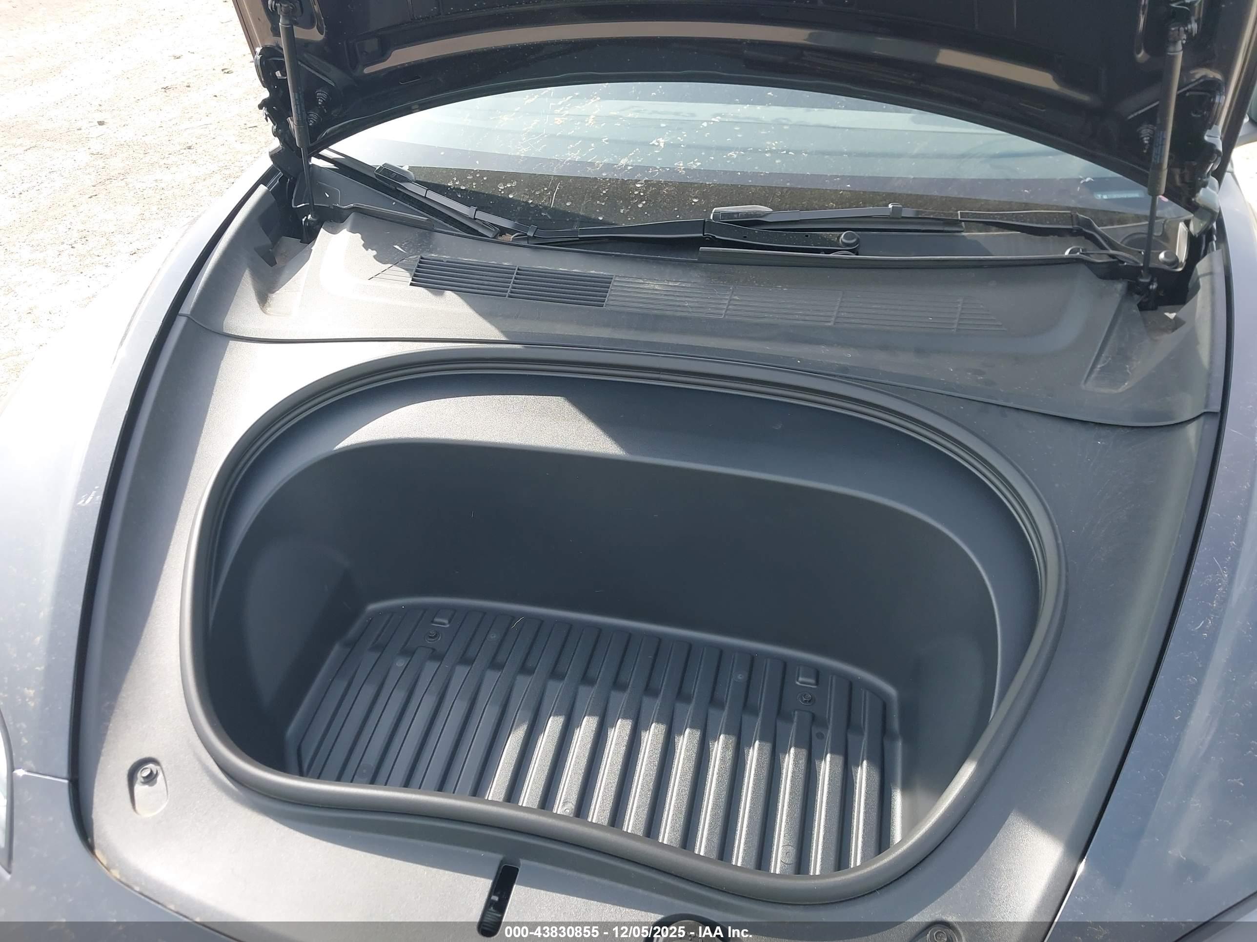 TESLA MODEL image 10