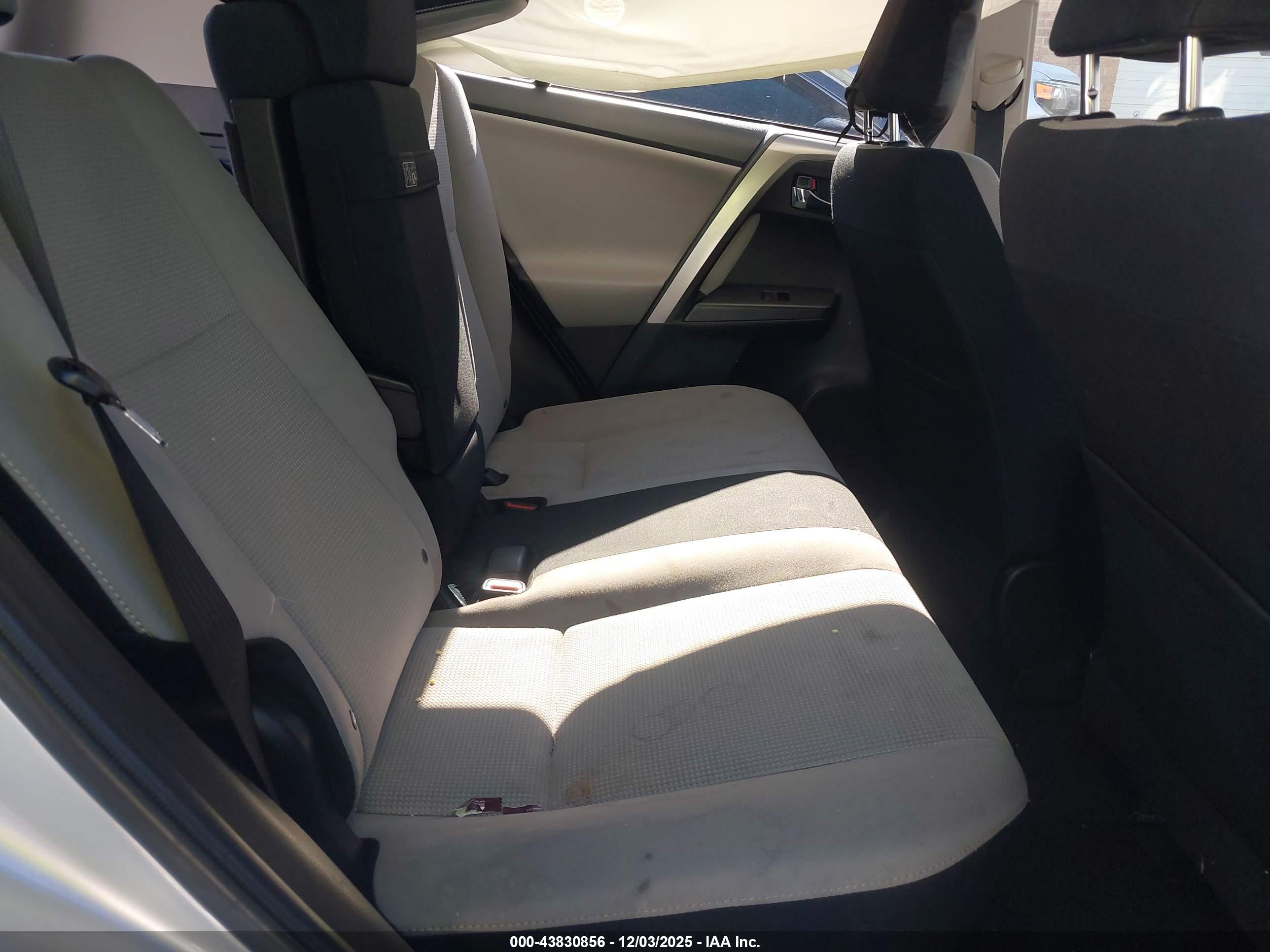 TOYOTA RAV4 image 8