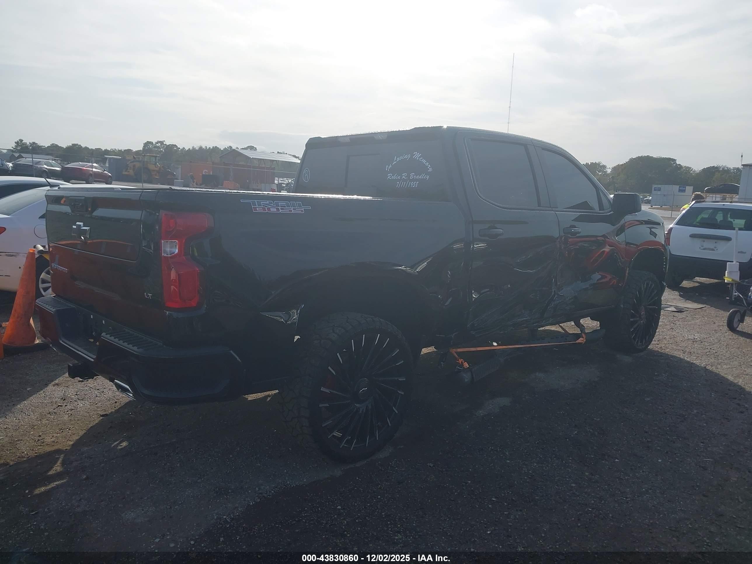 CHEVROLET SILVERADO image 4
