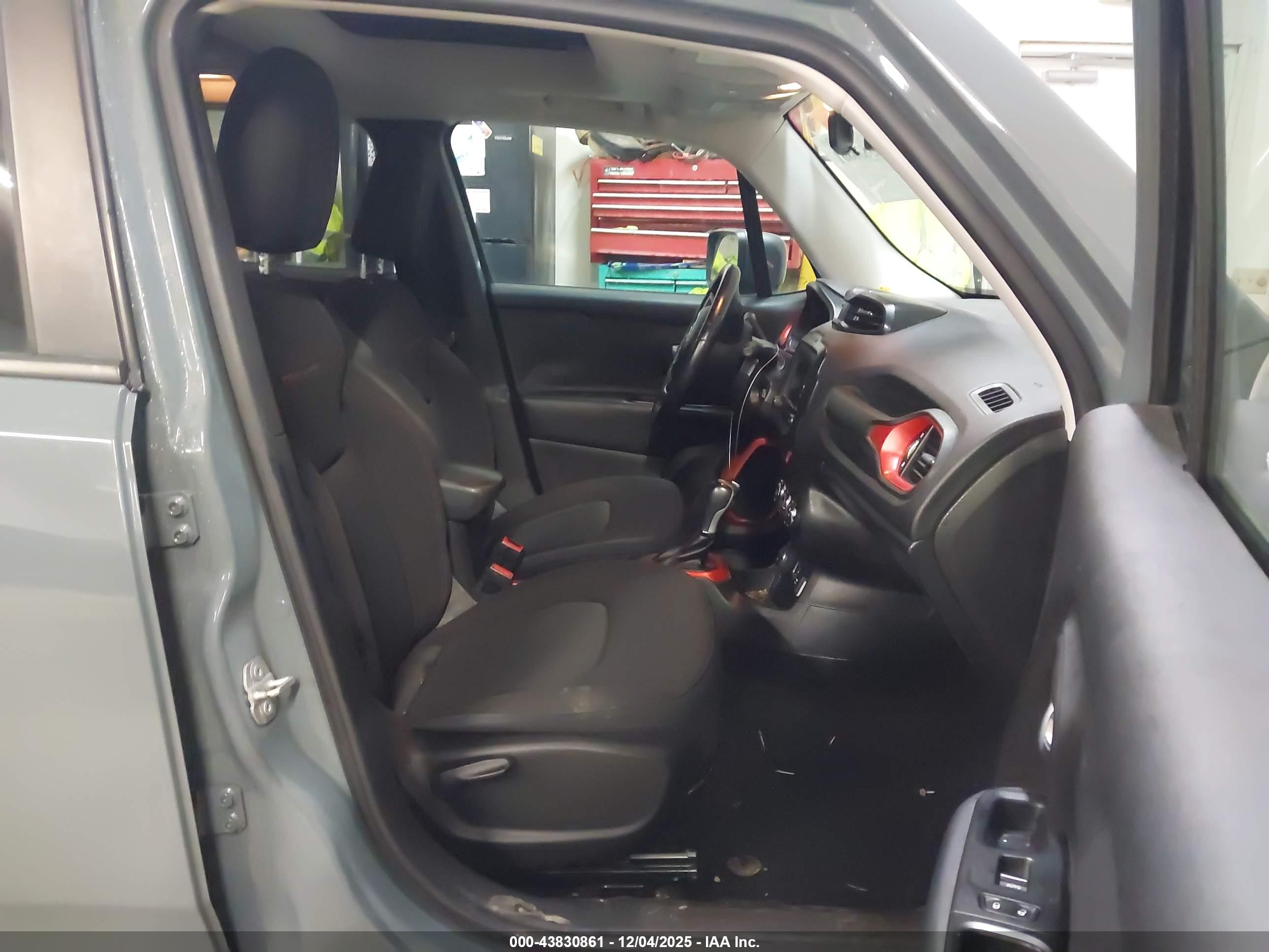 JEEP RENEGADE image 5