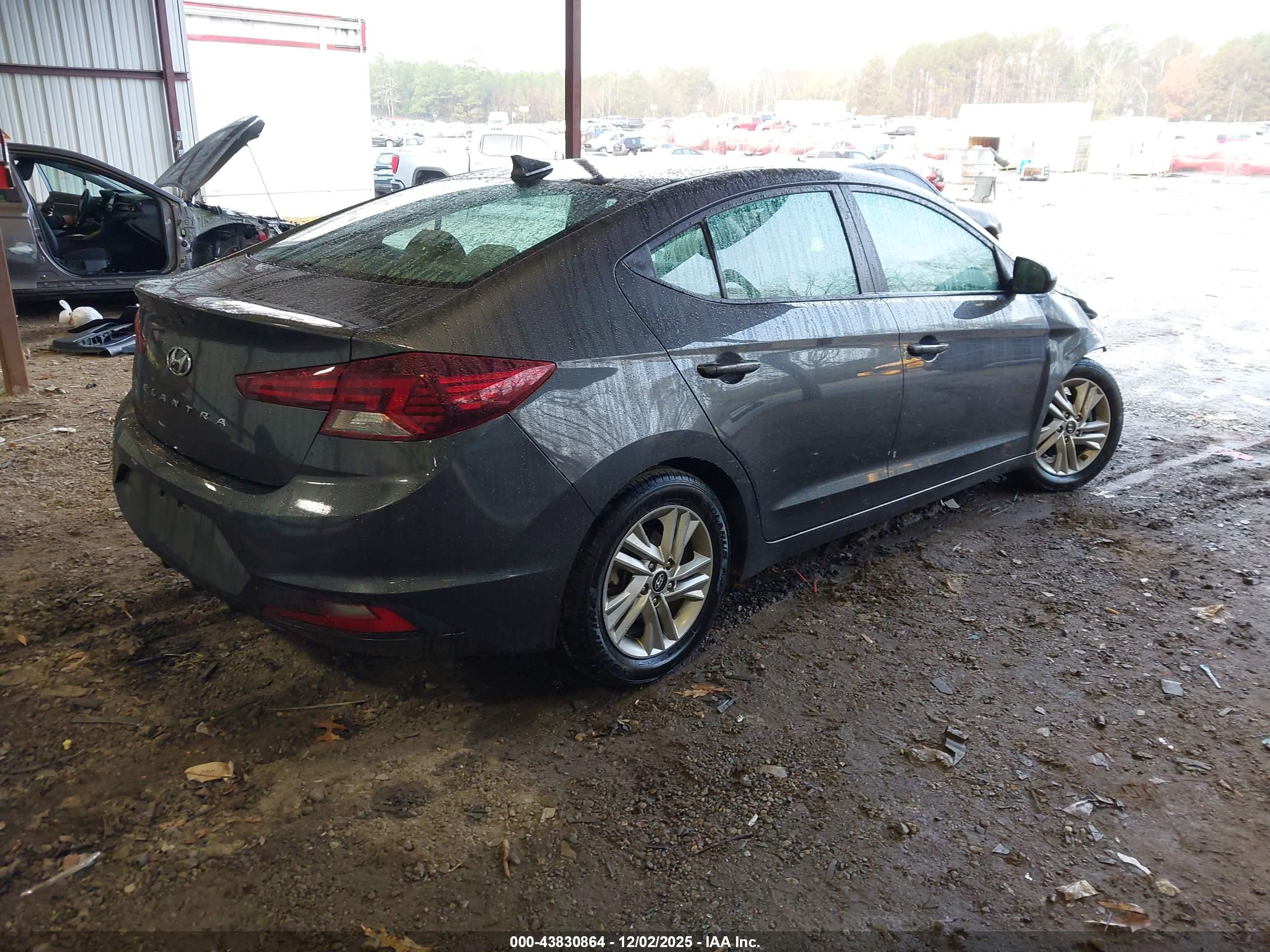 HYUNDAI ELANTRA image 4