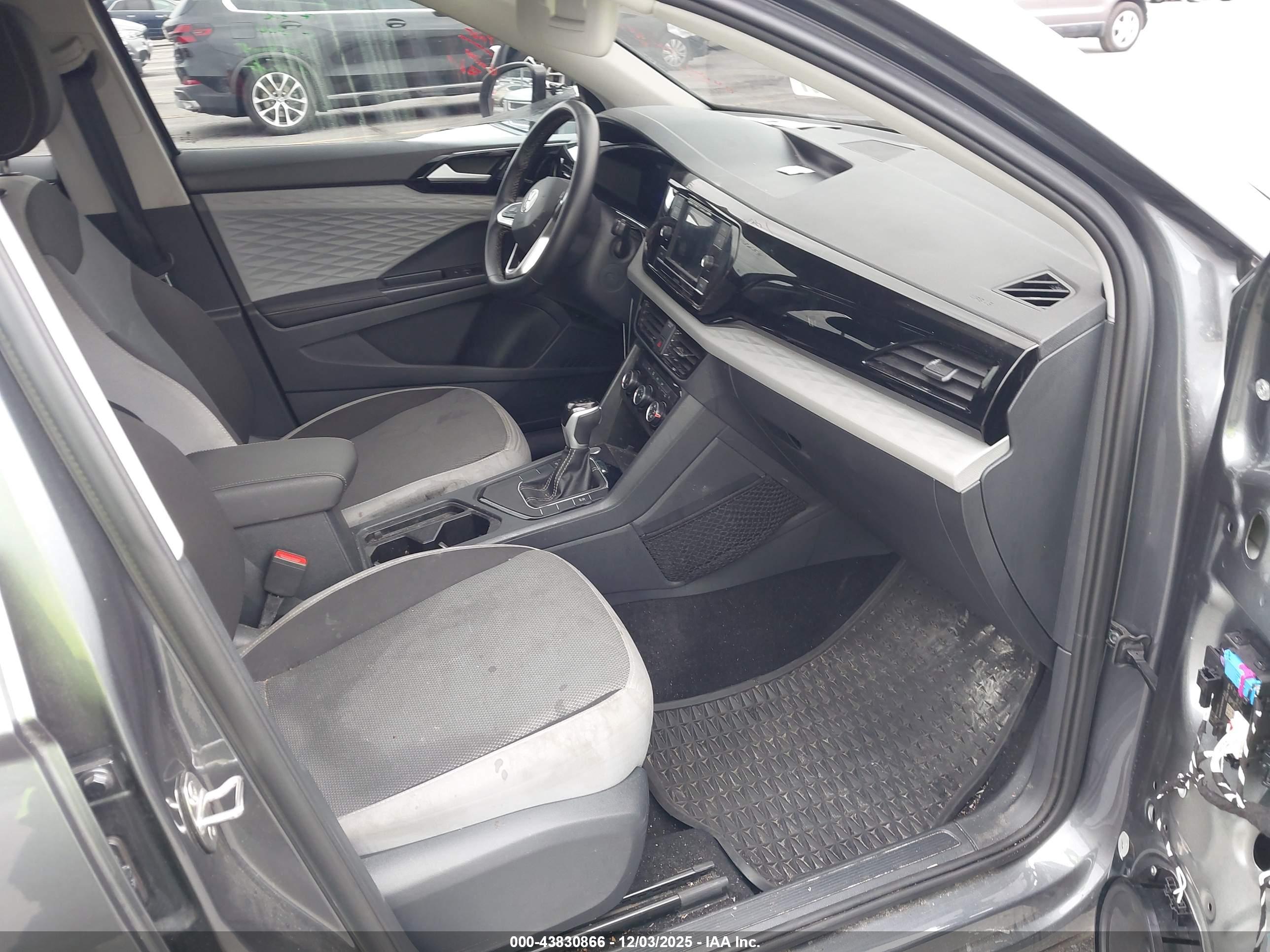 VOLKSWAGEN TAOS image 5