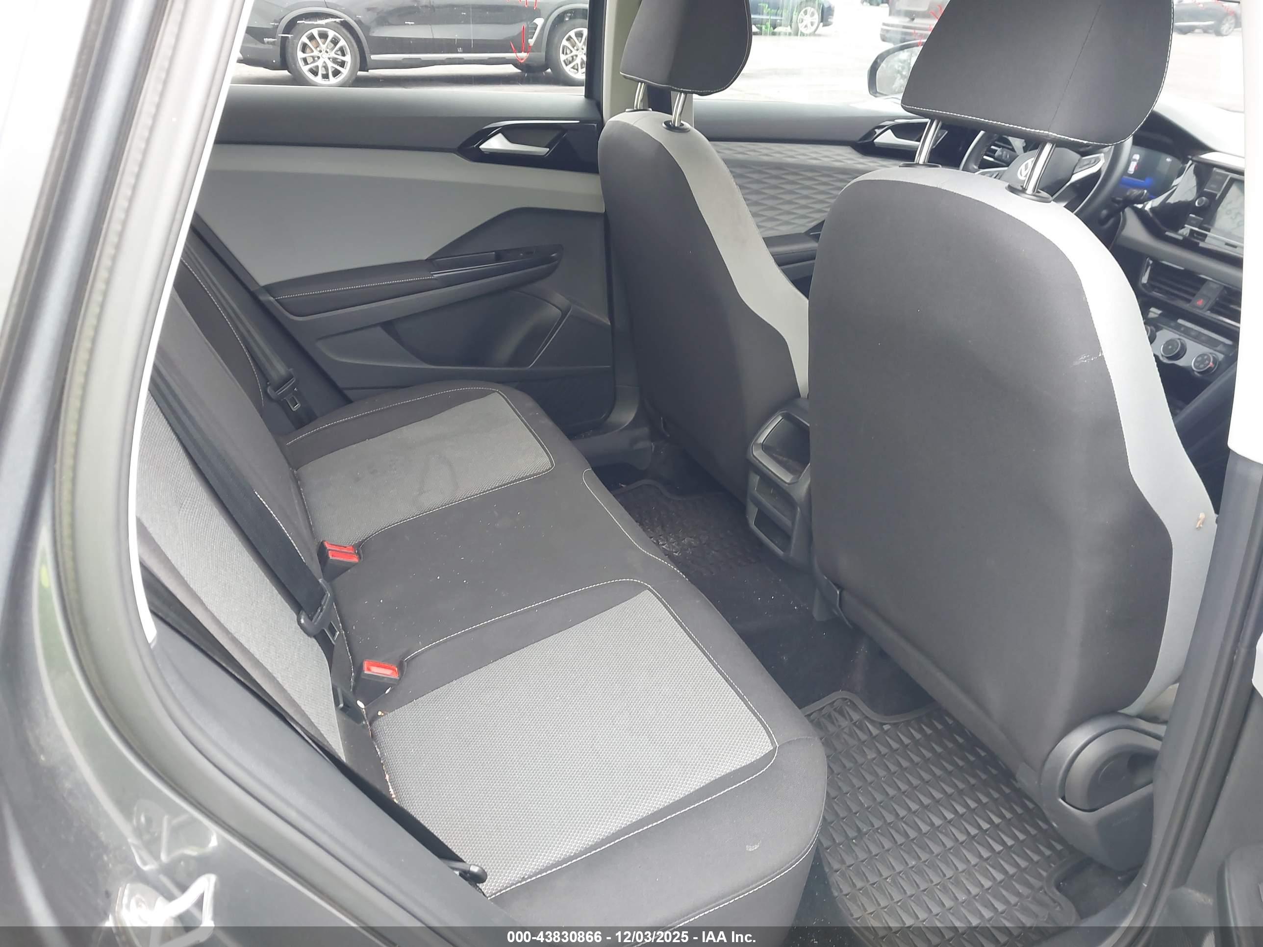 VOLKSWAGEN TAOS image 8