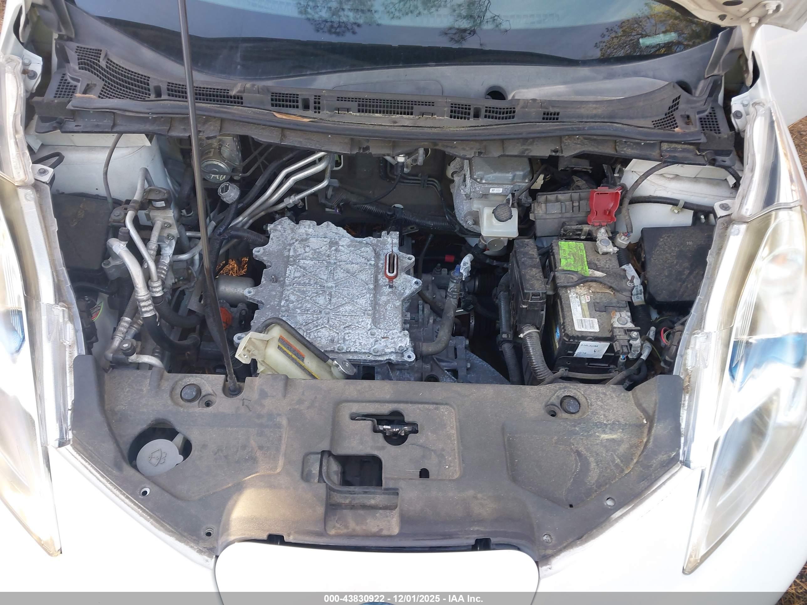 NISSAN LEAF image 10