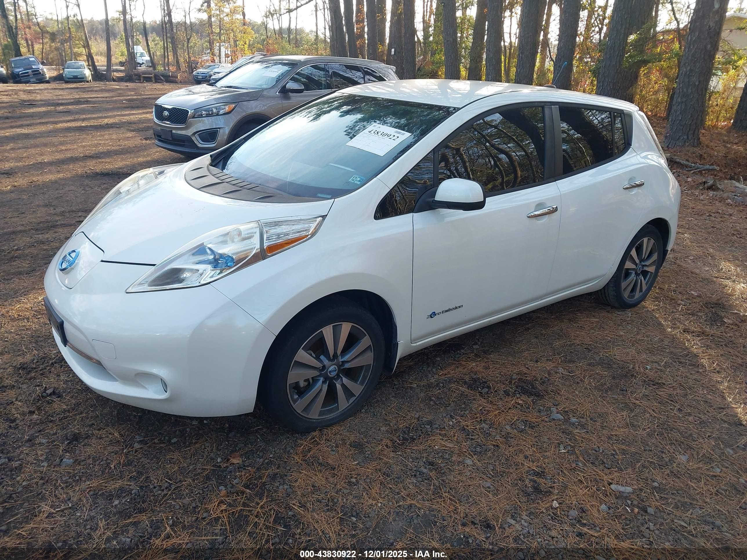 NISSAN LEAF image 2