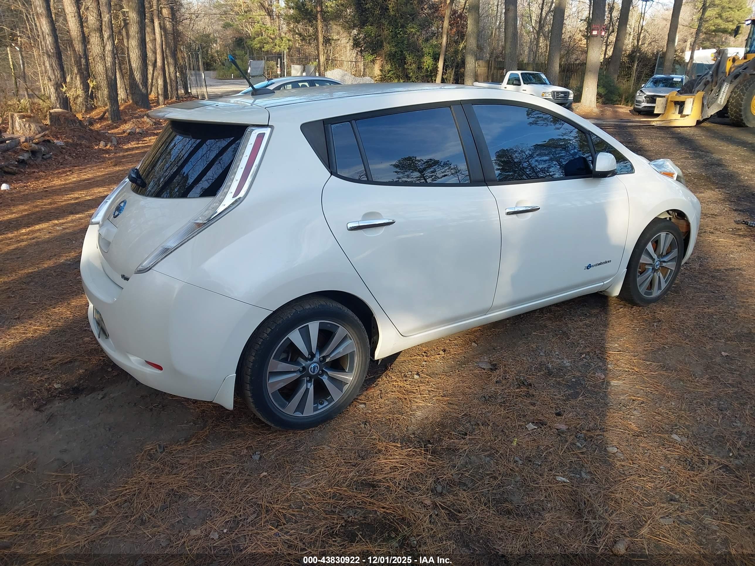 NISSAN LEAF image 4
