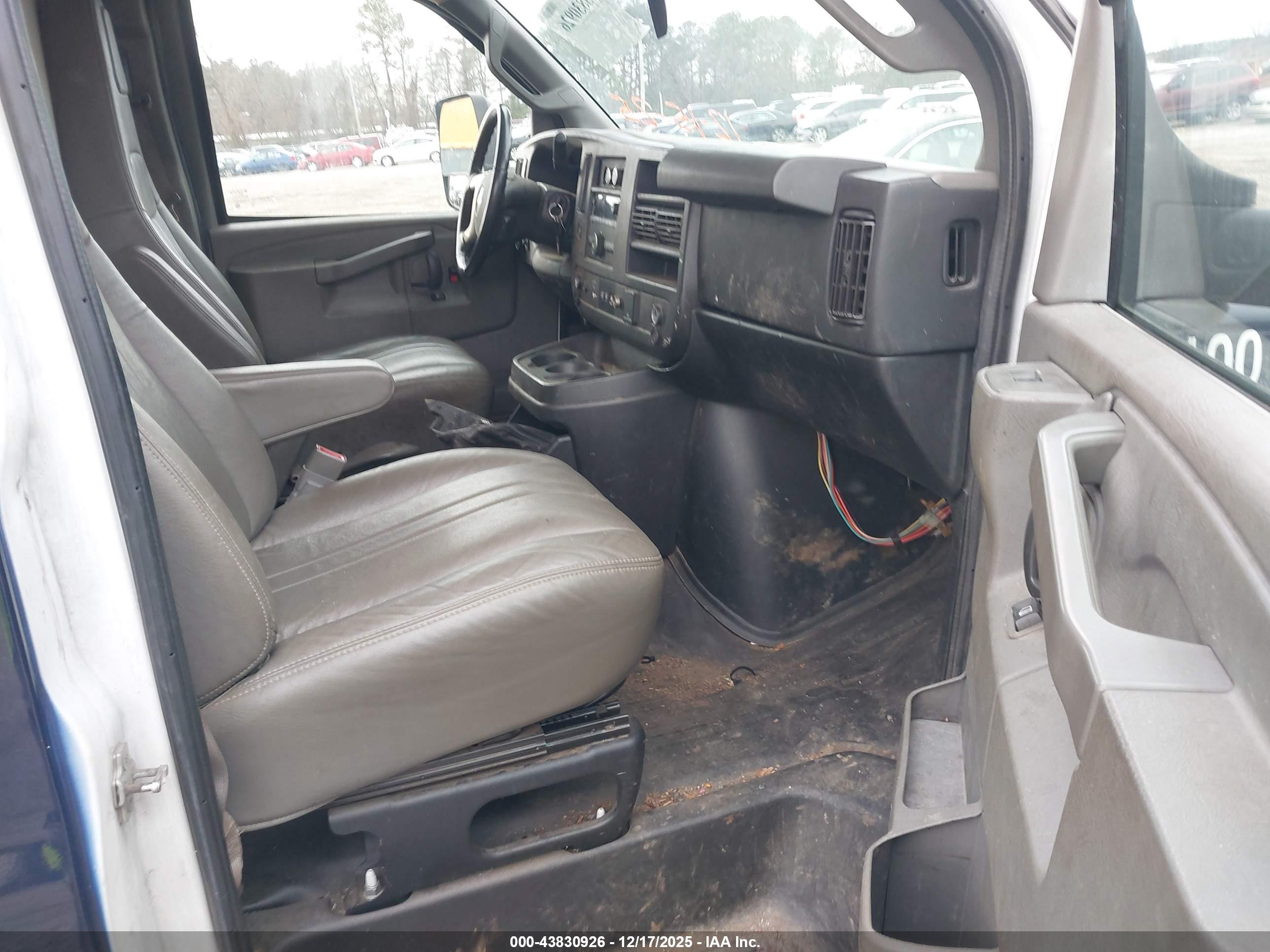 CHEVROLET EXPRESS image 8