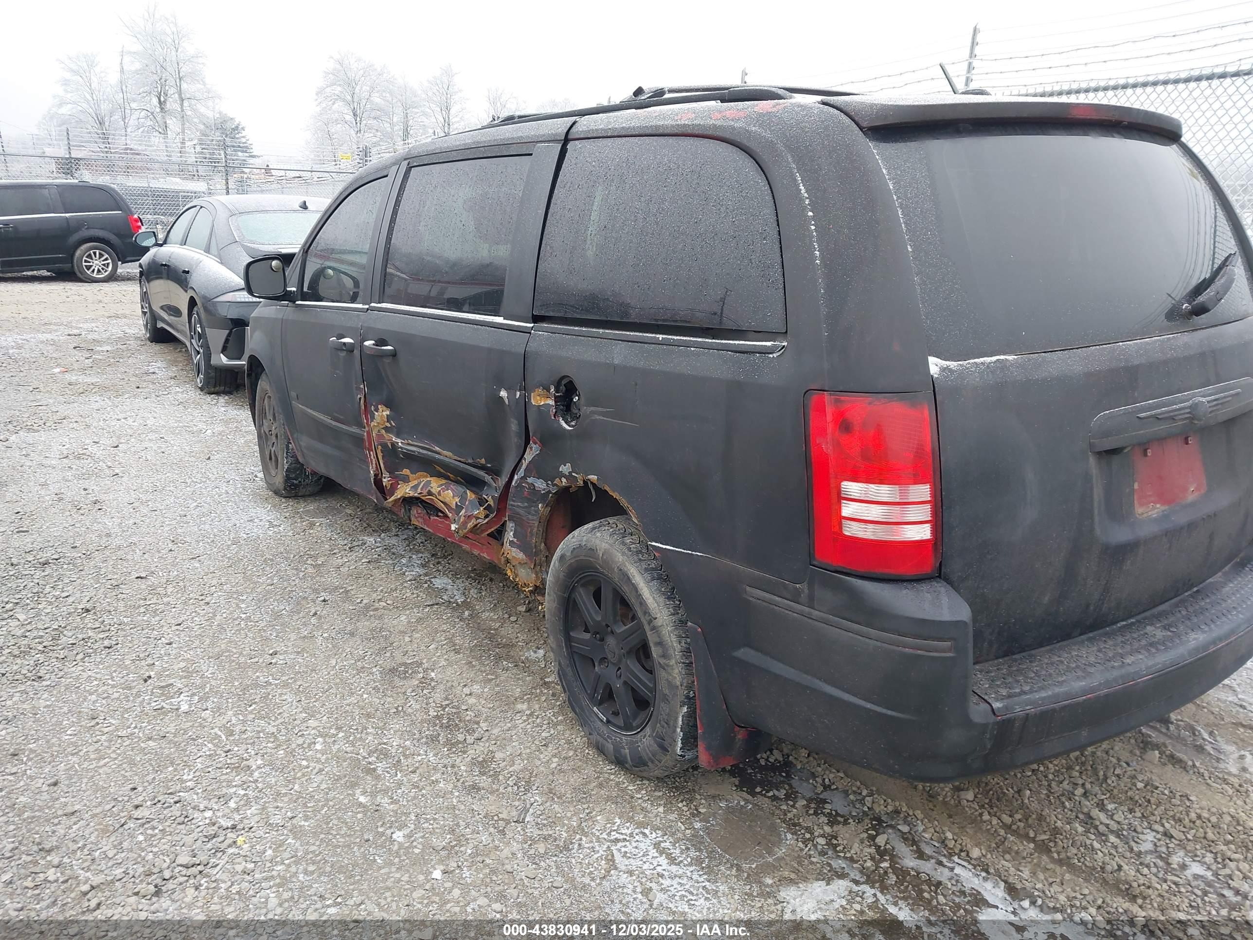 CHRYSLER TOWN image 3