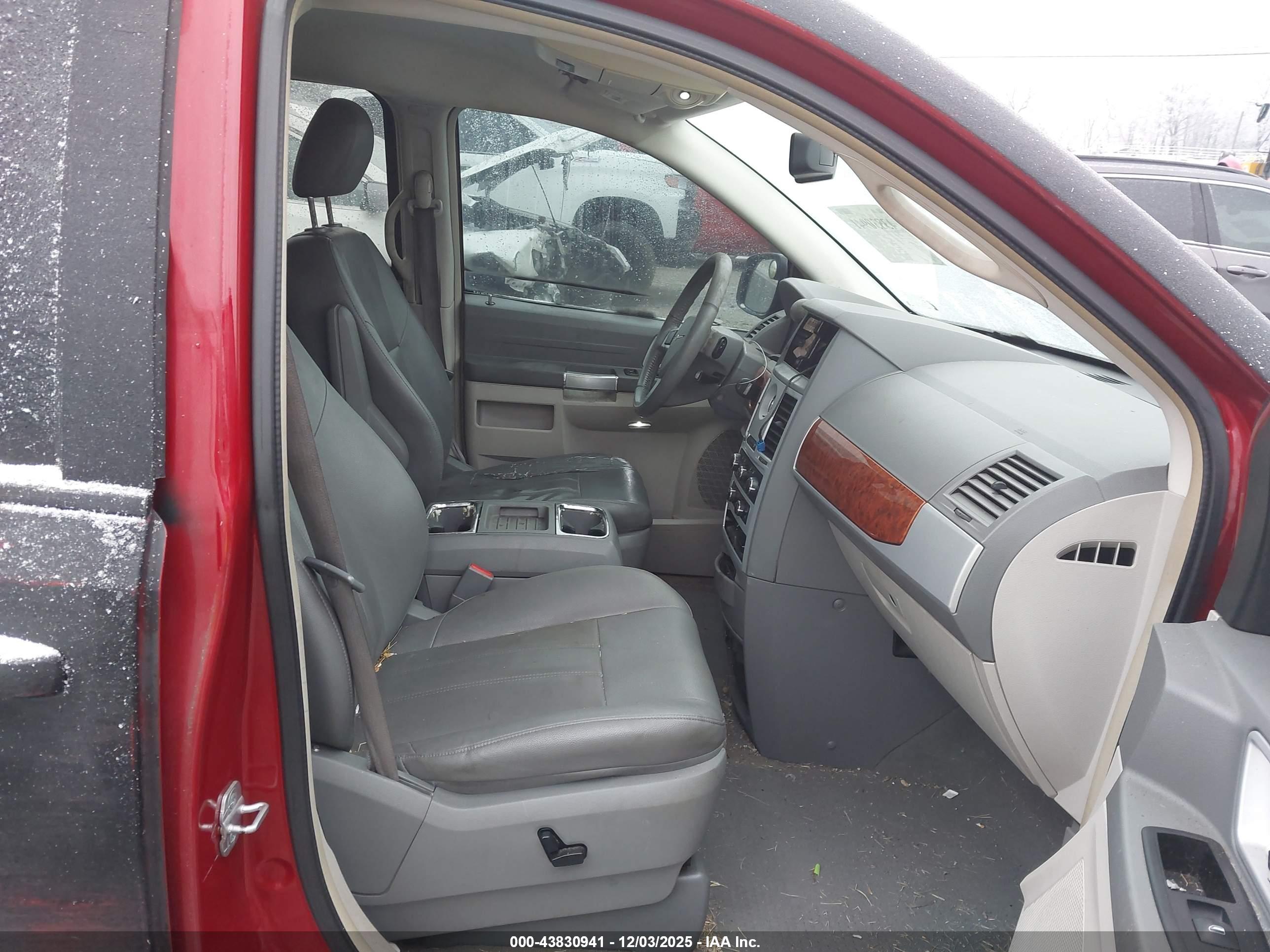 CHRYSLER TOWN image 5