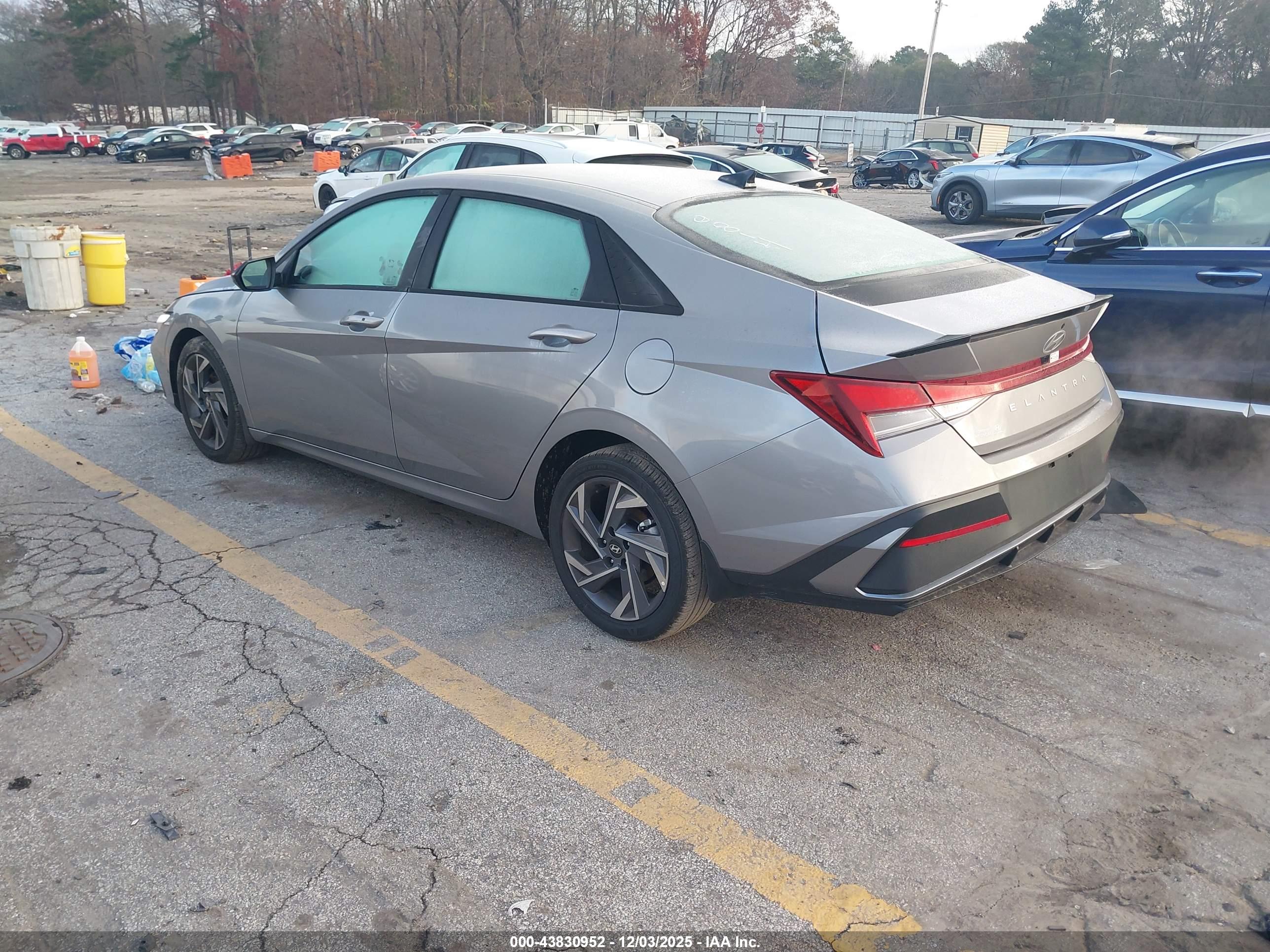HYUNDAI ELANTRA image 3