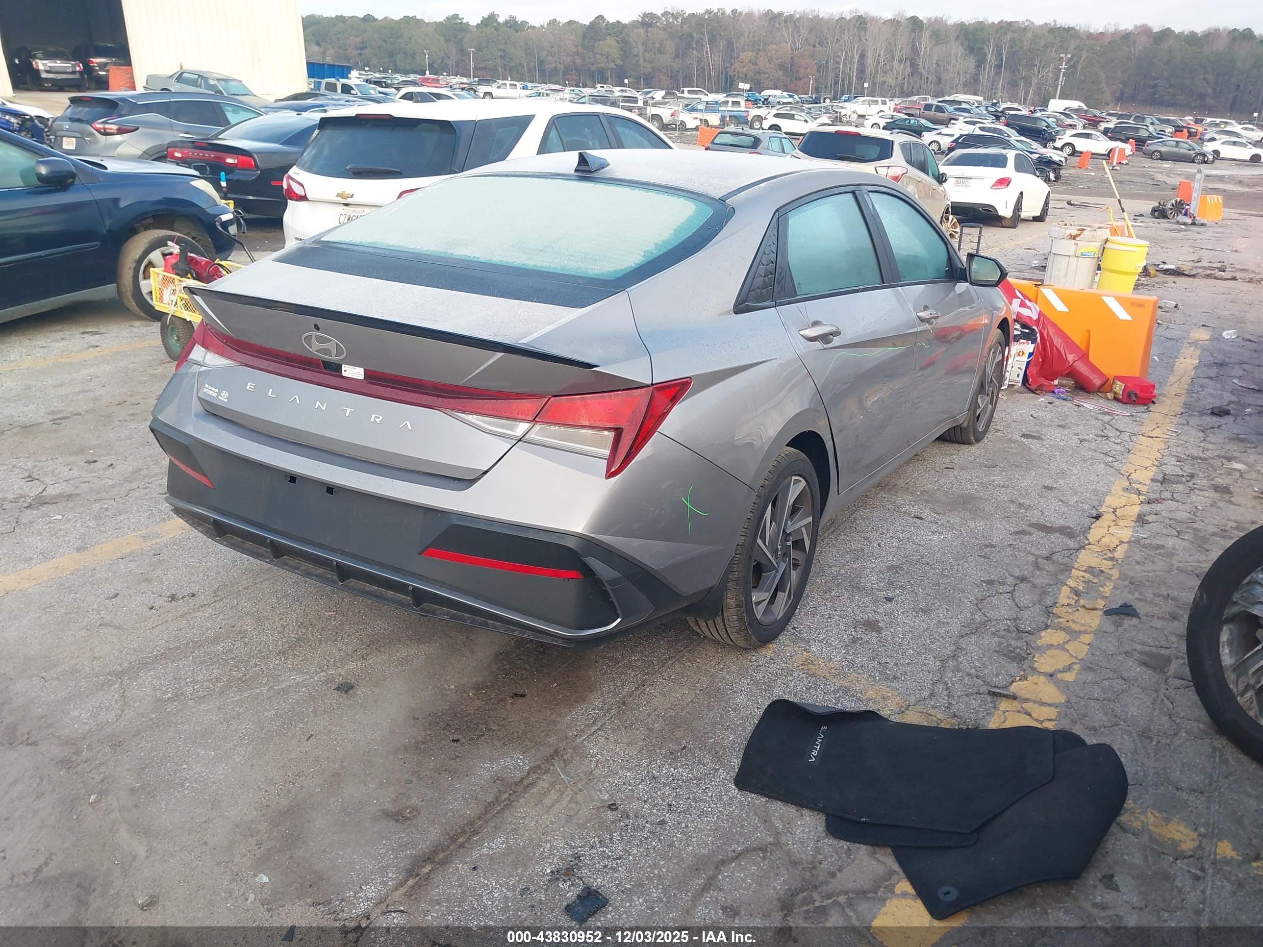 HYUNDAI ELANTRA image 4
