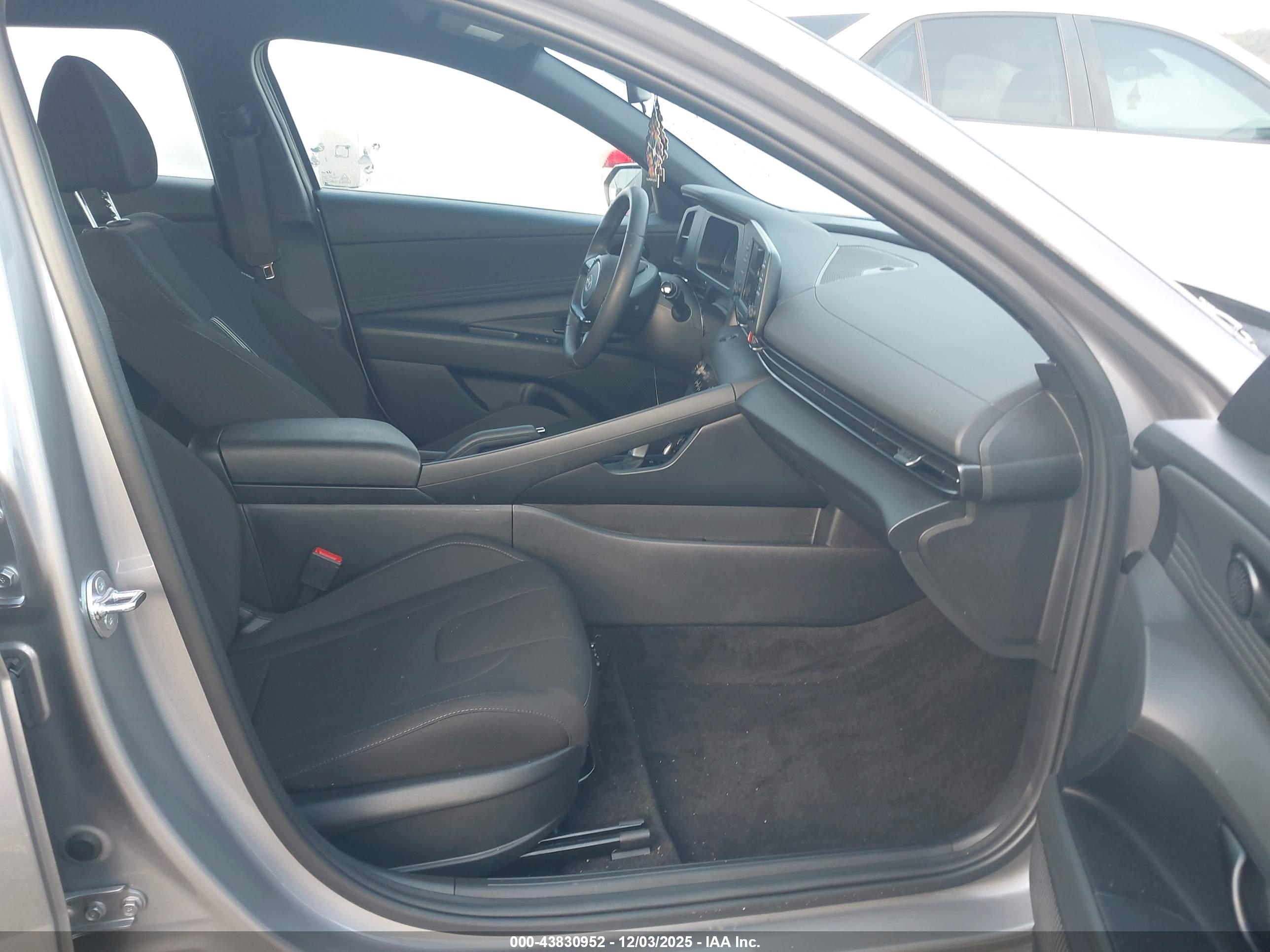 HYUNDAI ELANTRA image 5