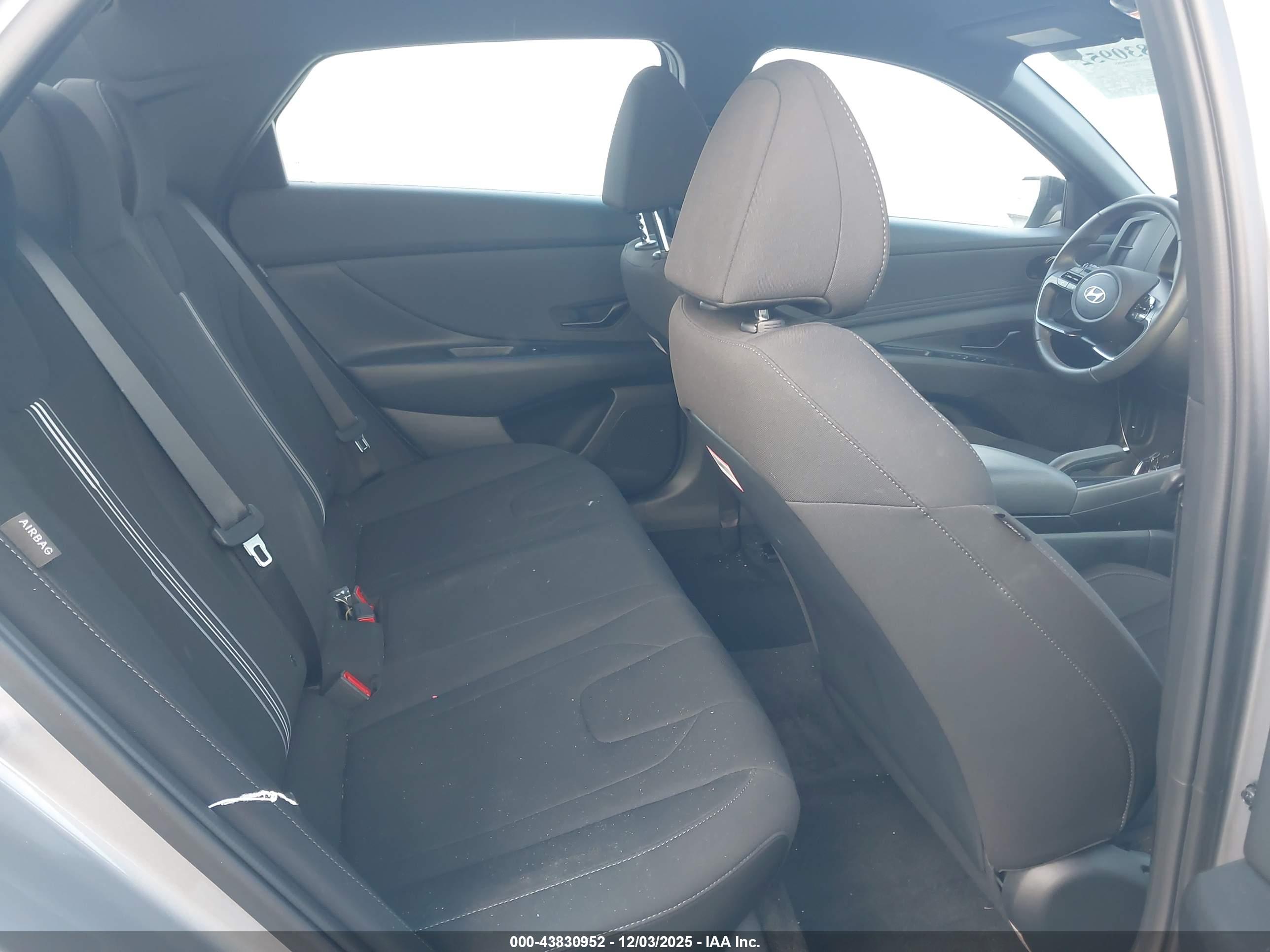 HYUNDAI ELANTRA image 8