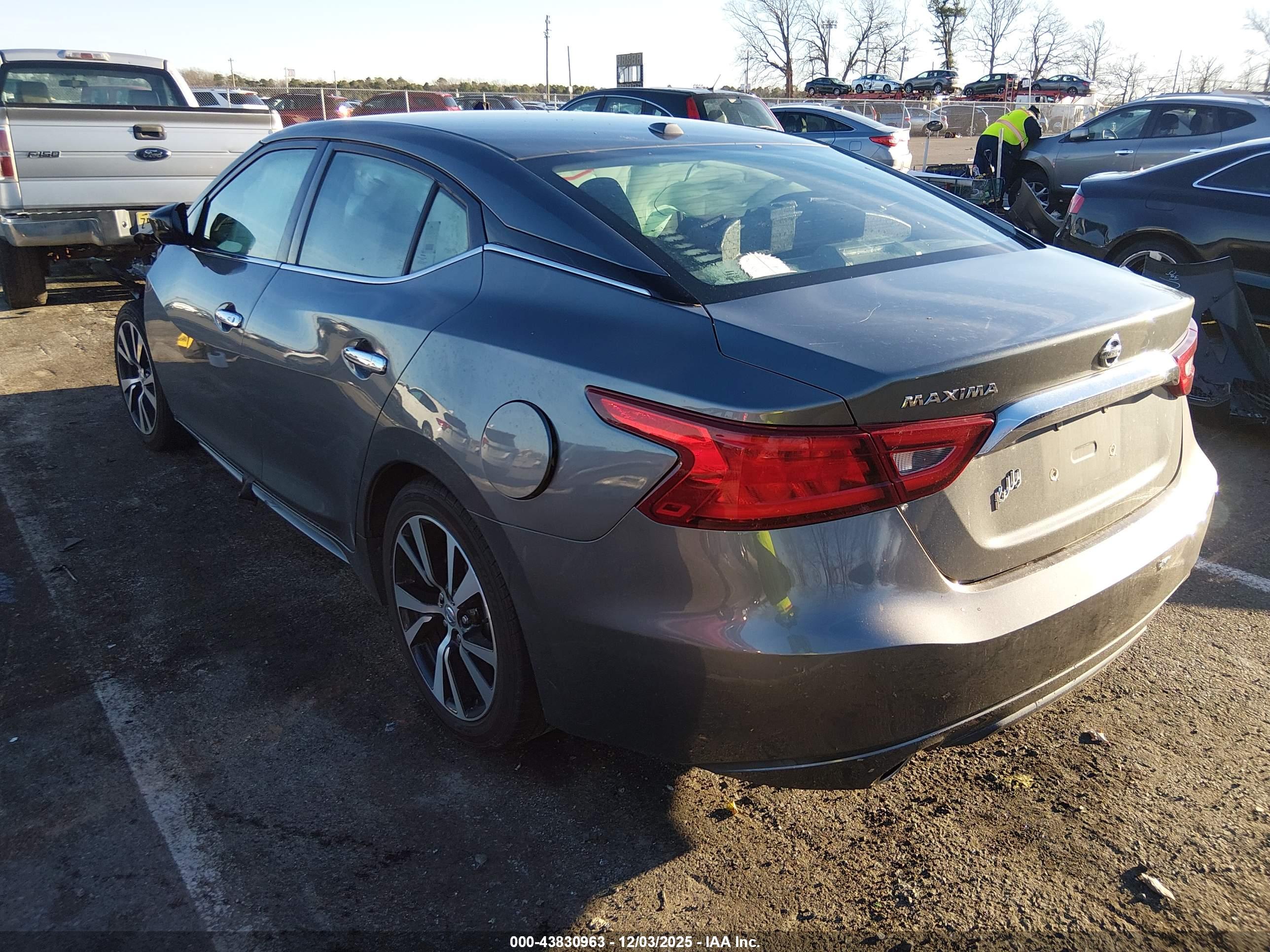 NISSAN MAXIMA image 3