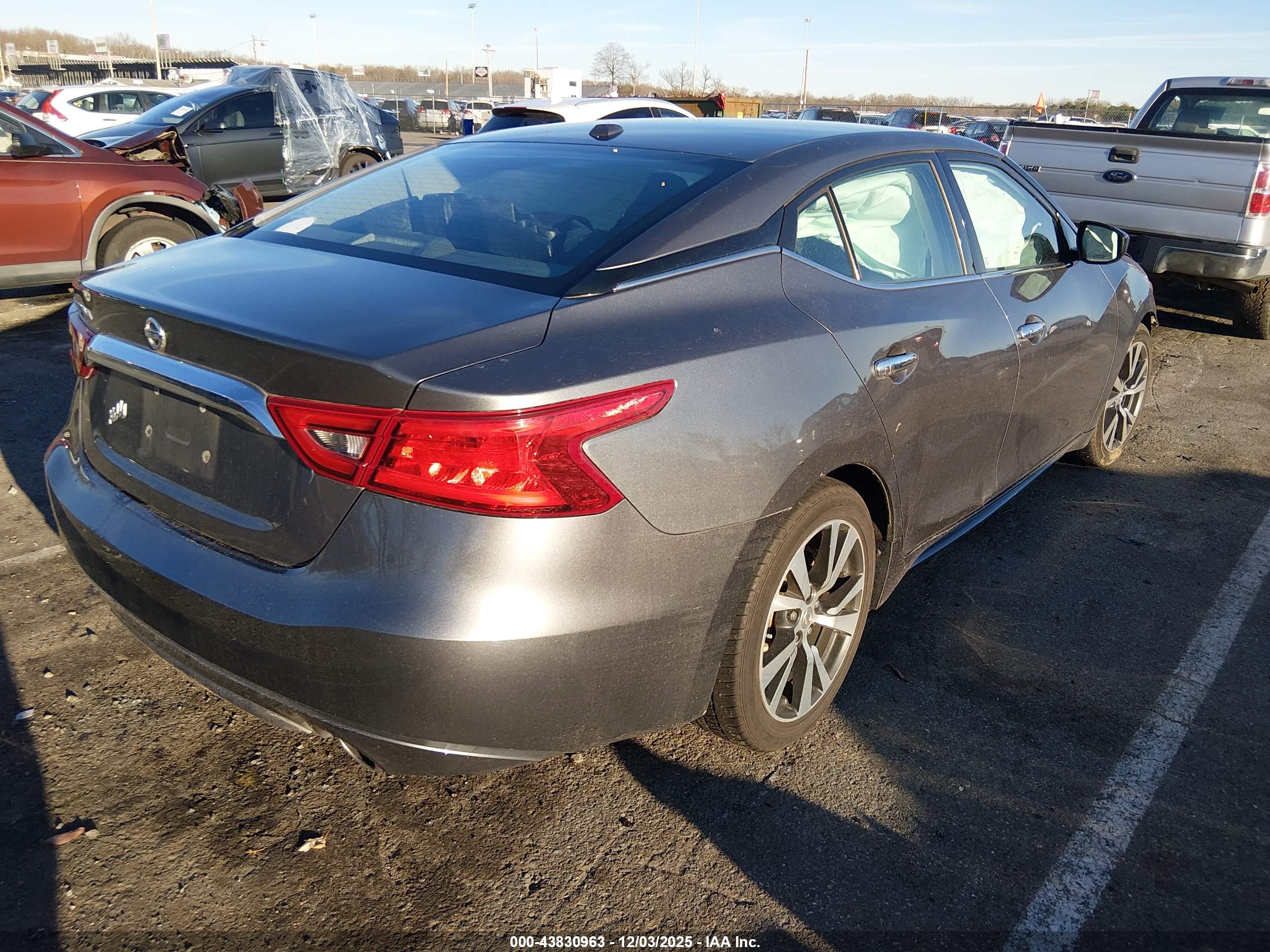 NISSAN MAXIMA image 4