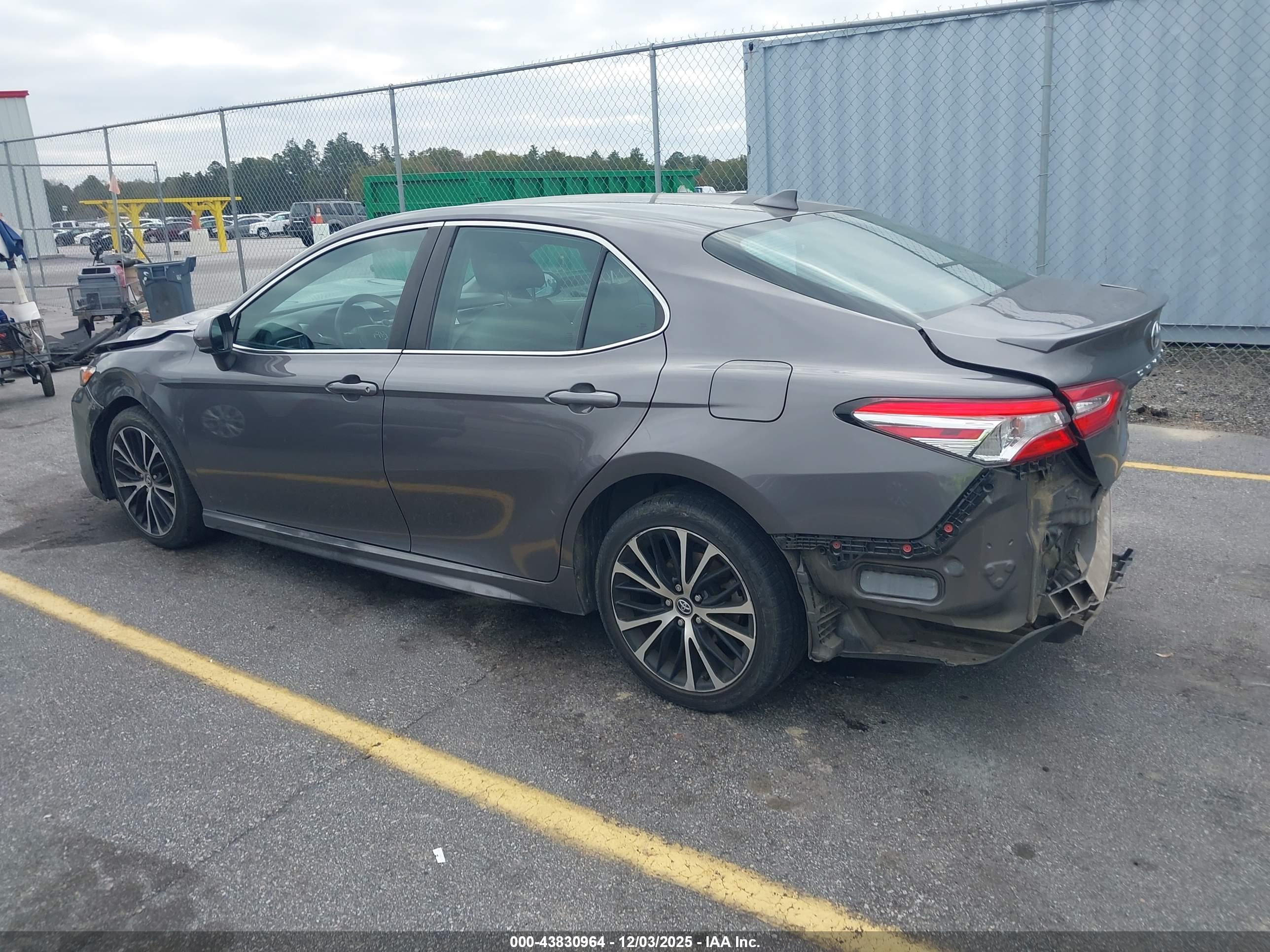 TOYOTA CAMRY image 3