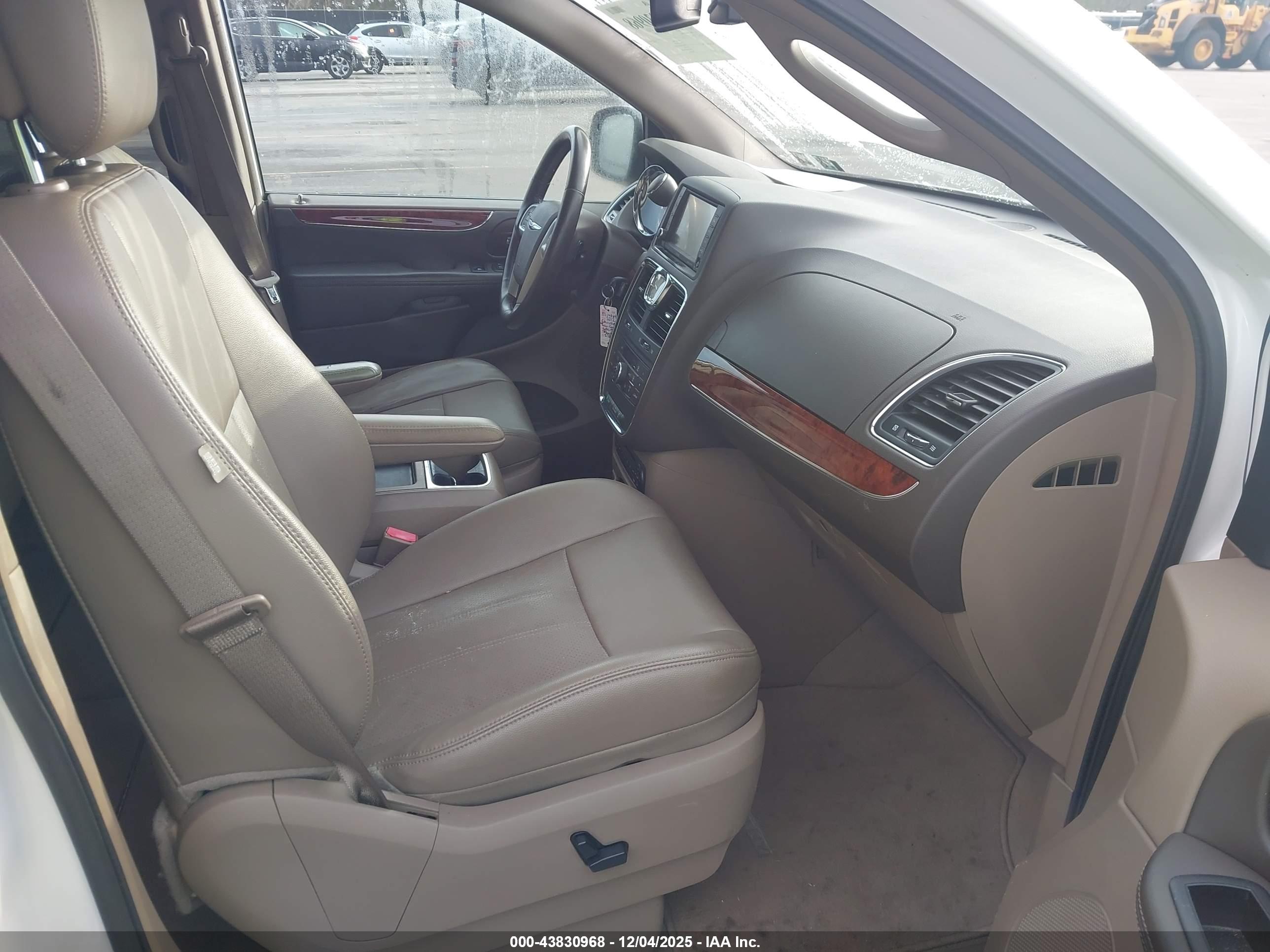 CHRYSLER TOWN image 5