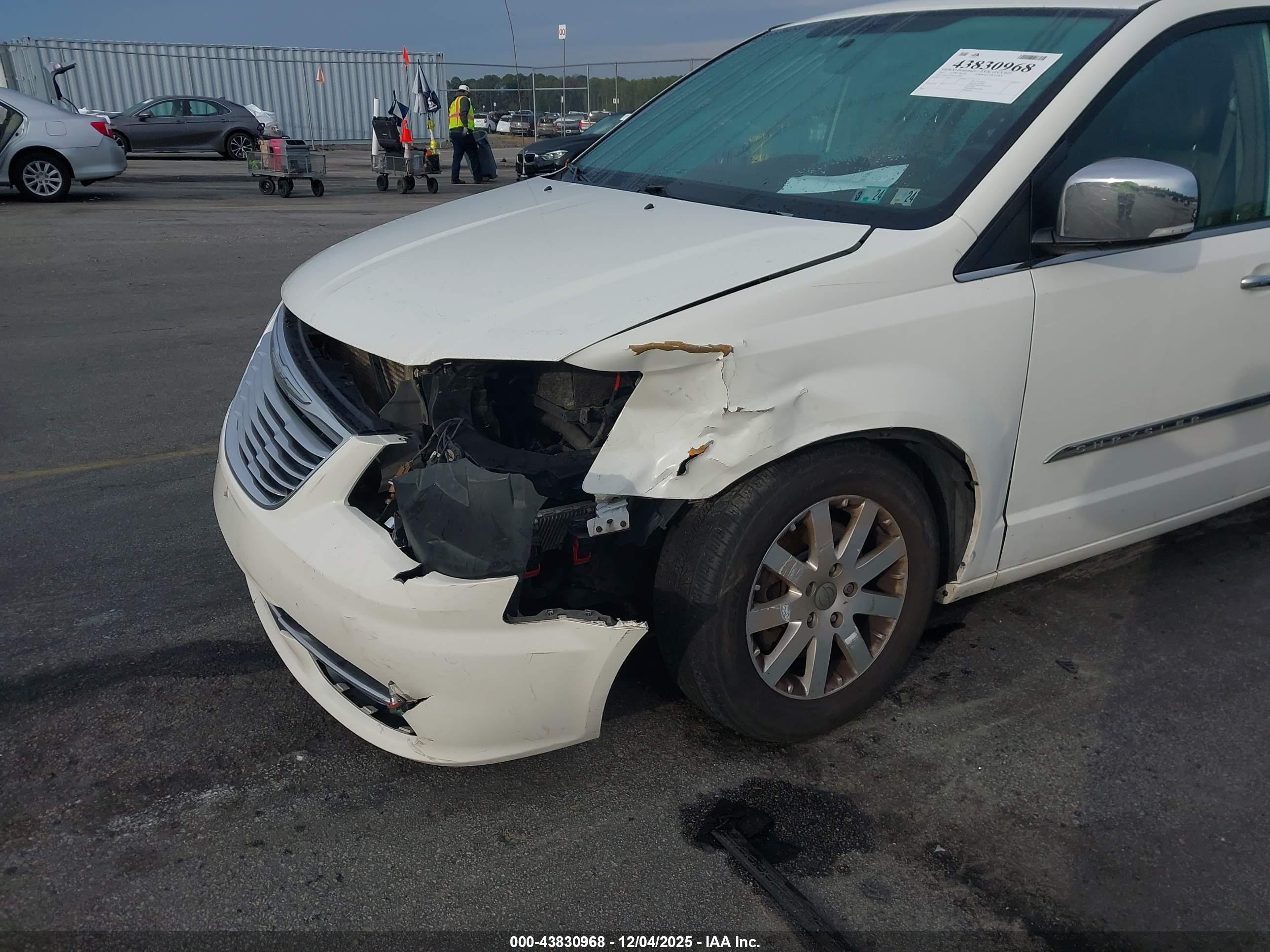 CHRYSLER TOWN image 6