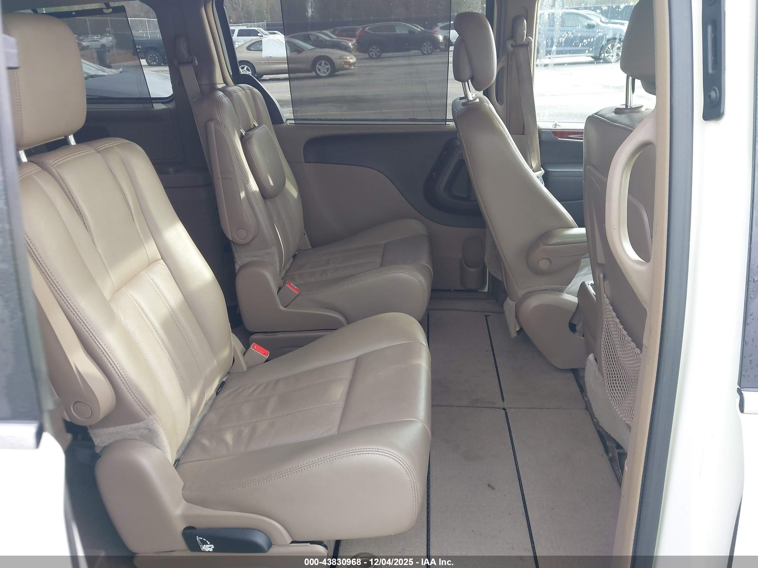 CHRYSLER TOWN image 8