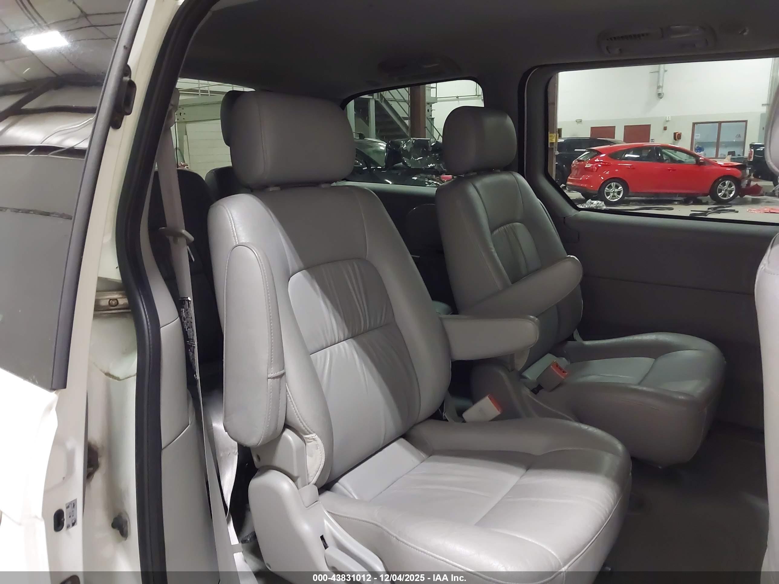 KIA SEDONA image 8