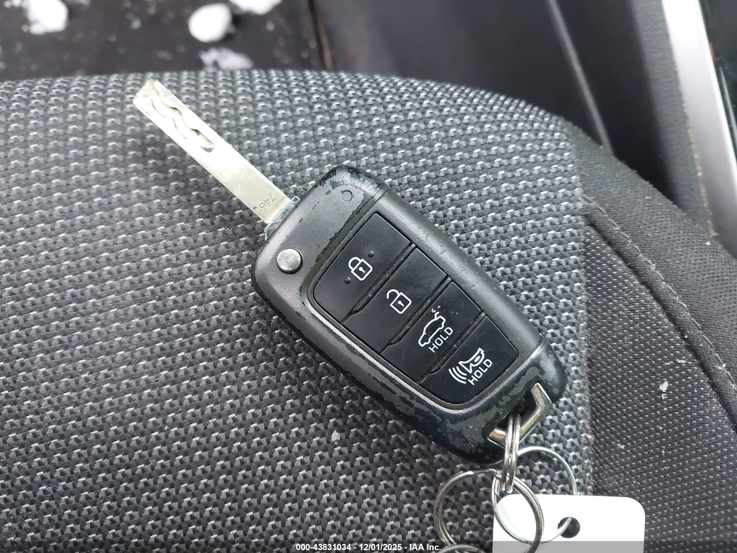 HYUNDAI ACCENT image 11
