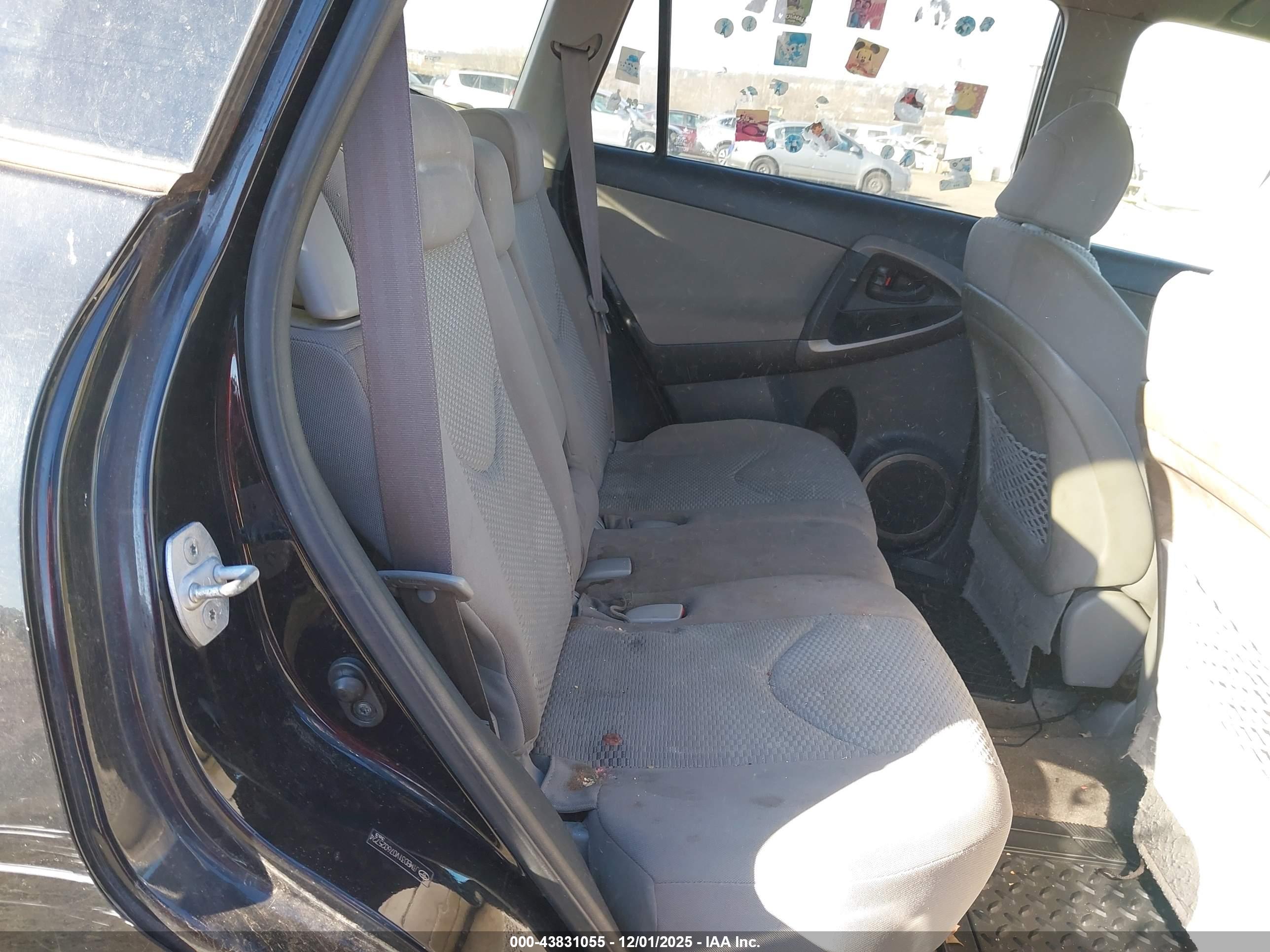 TOYOTA RAV4 image 8