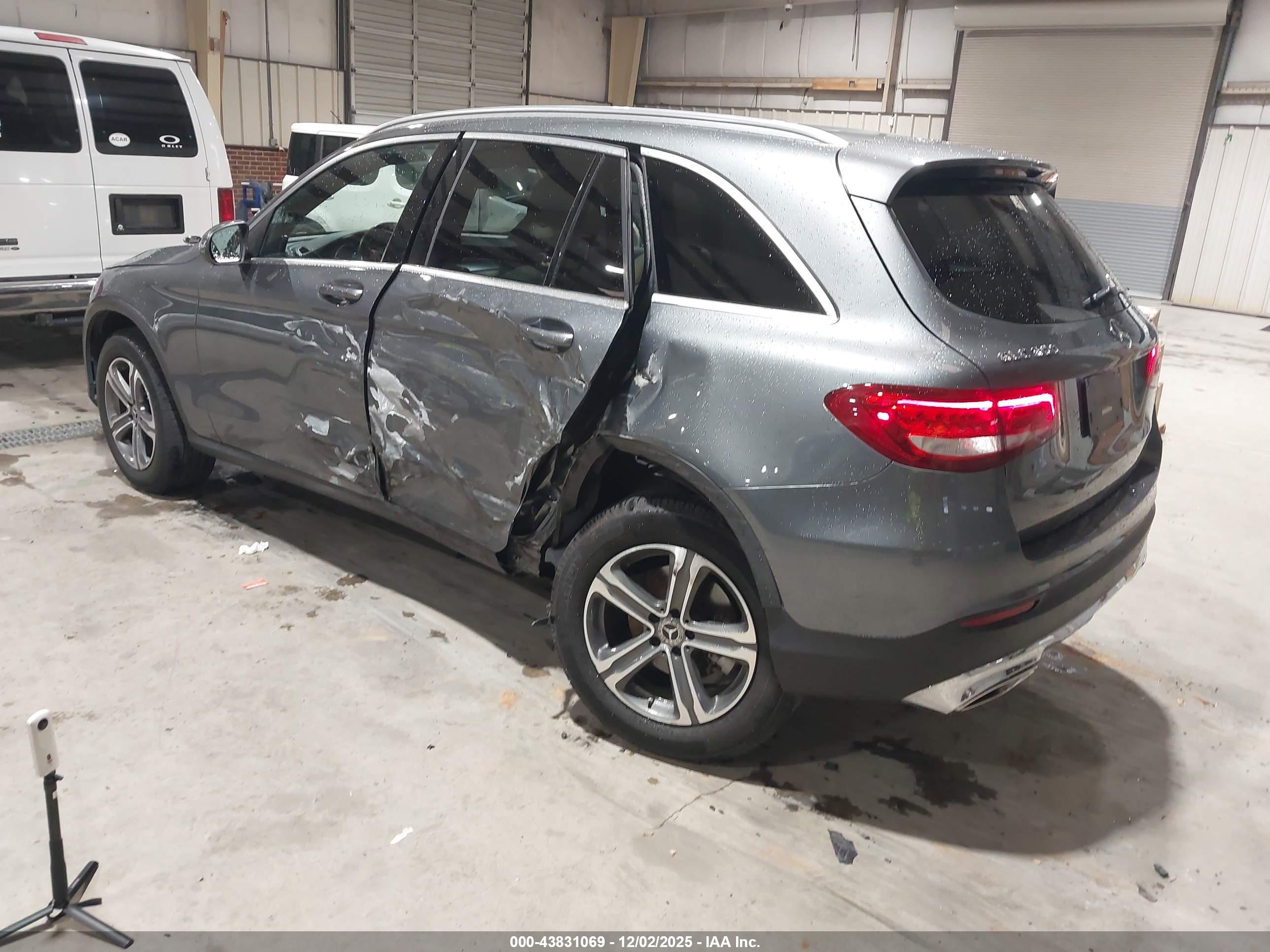 MERCEDES-BENZ GLC image 3
