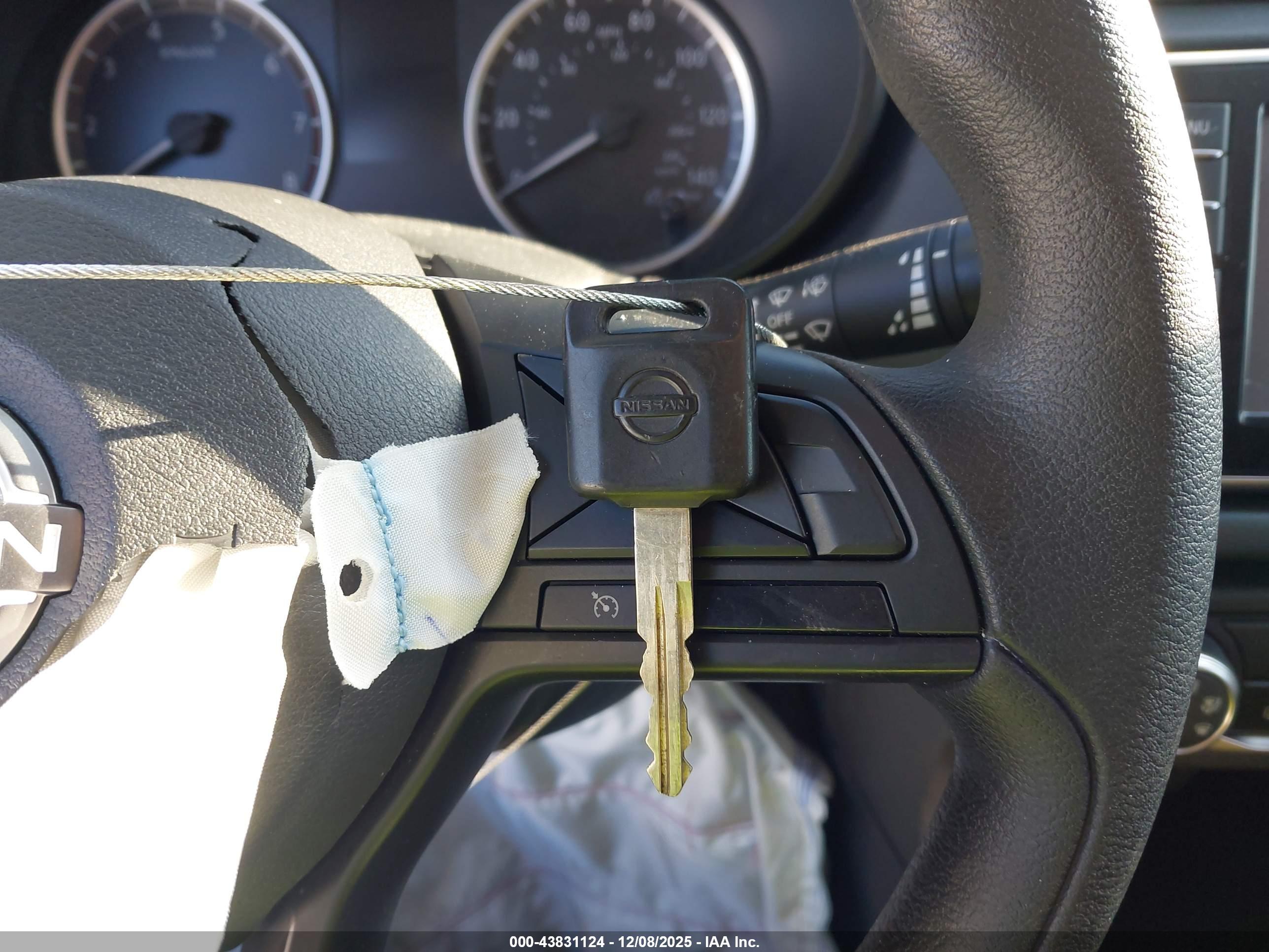NISSAN VERSA image 11