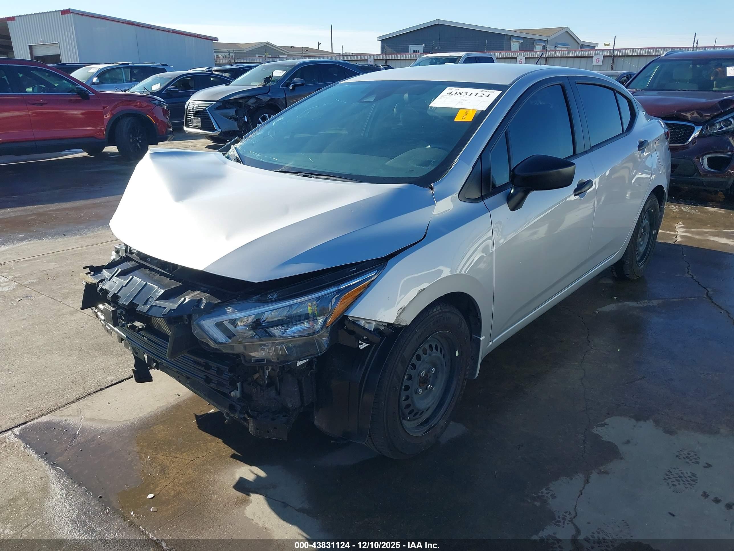 NISSAN VERSA image 2