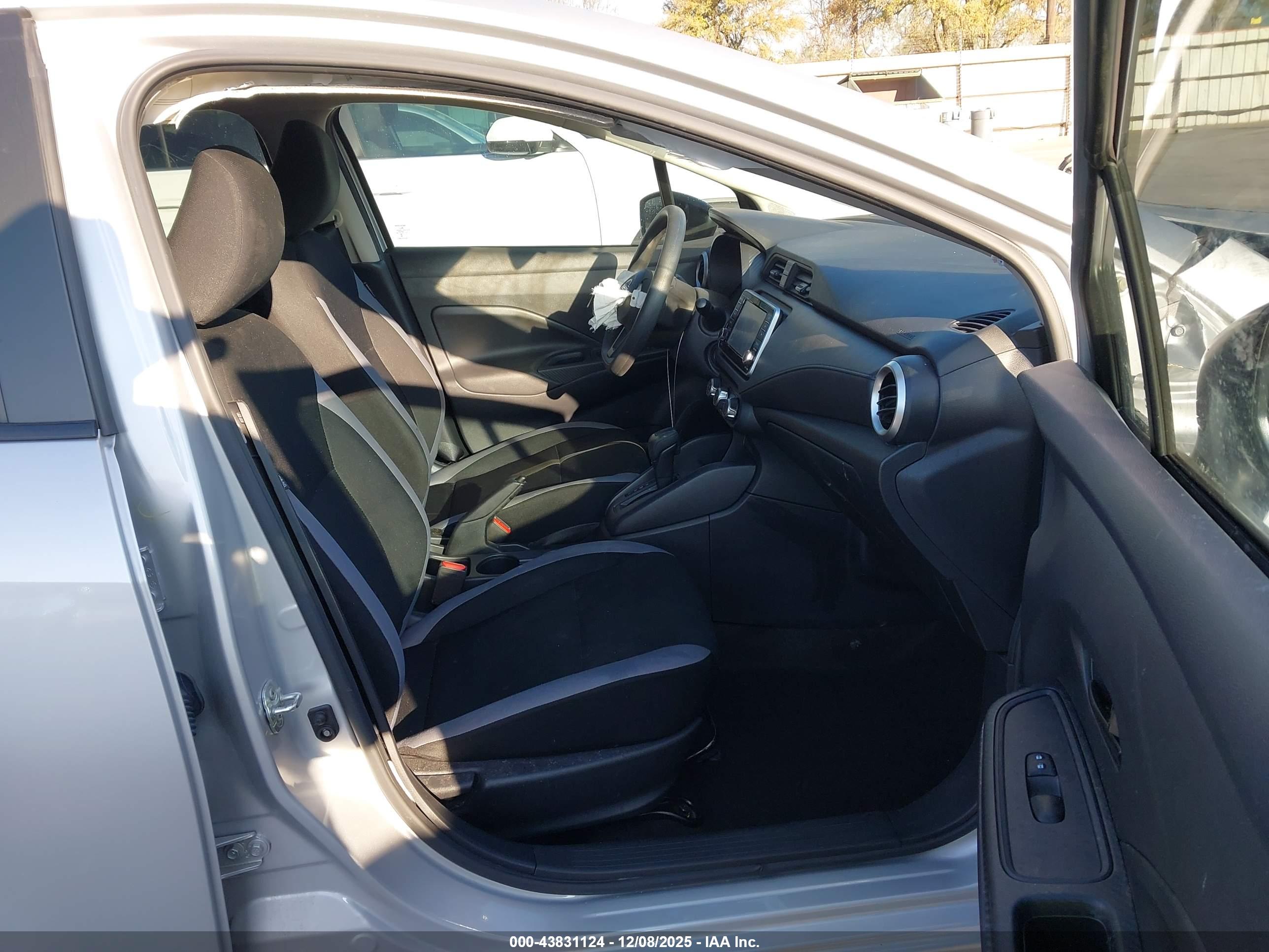 NISSAN VERSA image 5