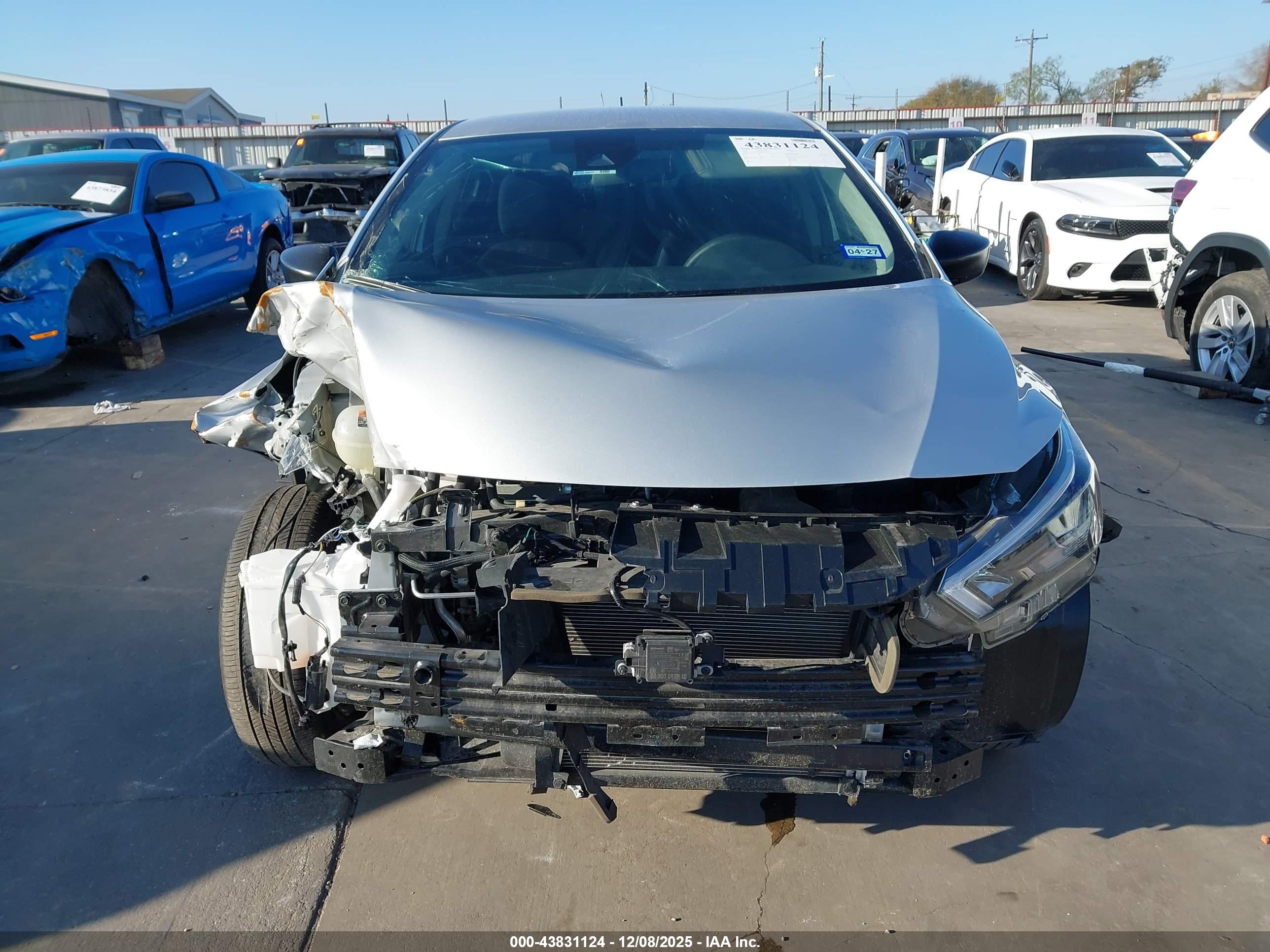 NISSAN VERSA image 6
