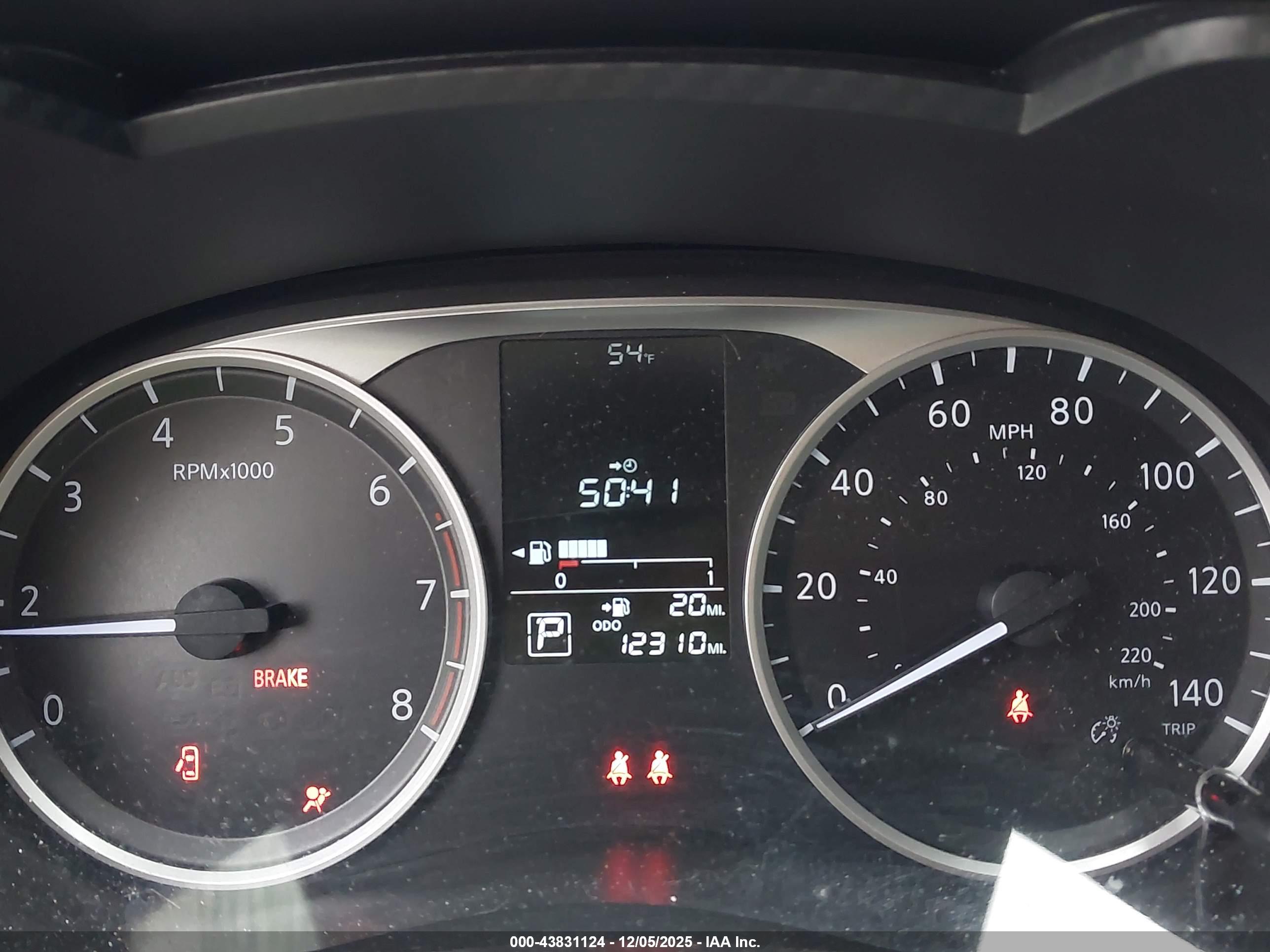 NISSAN VERSA image 7