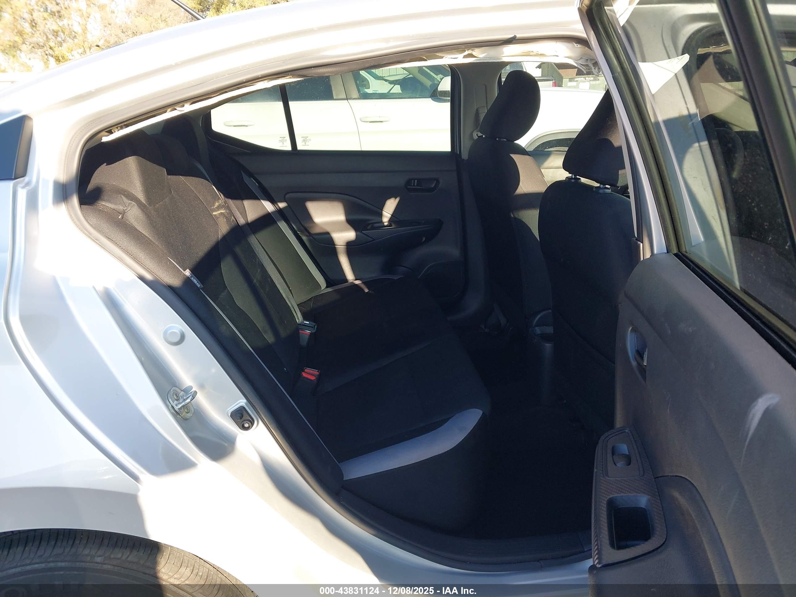 NISSAN VERSA image 8